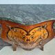 Commode de style Louis XV bombée avec marqueteries, meuble ancien plat