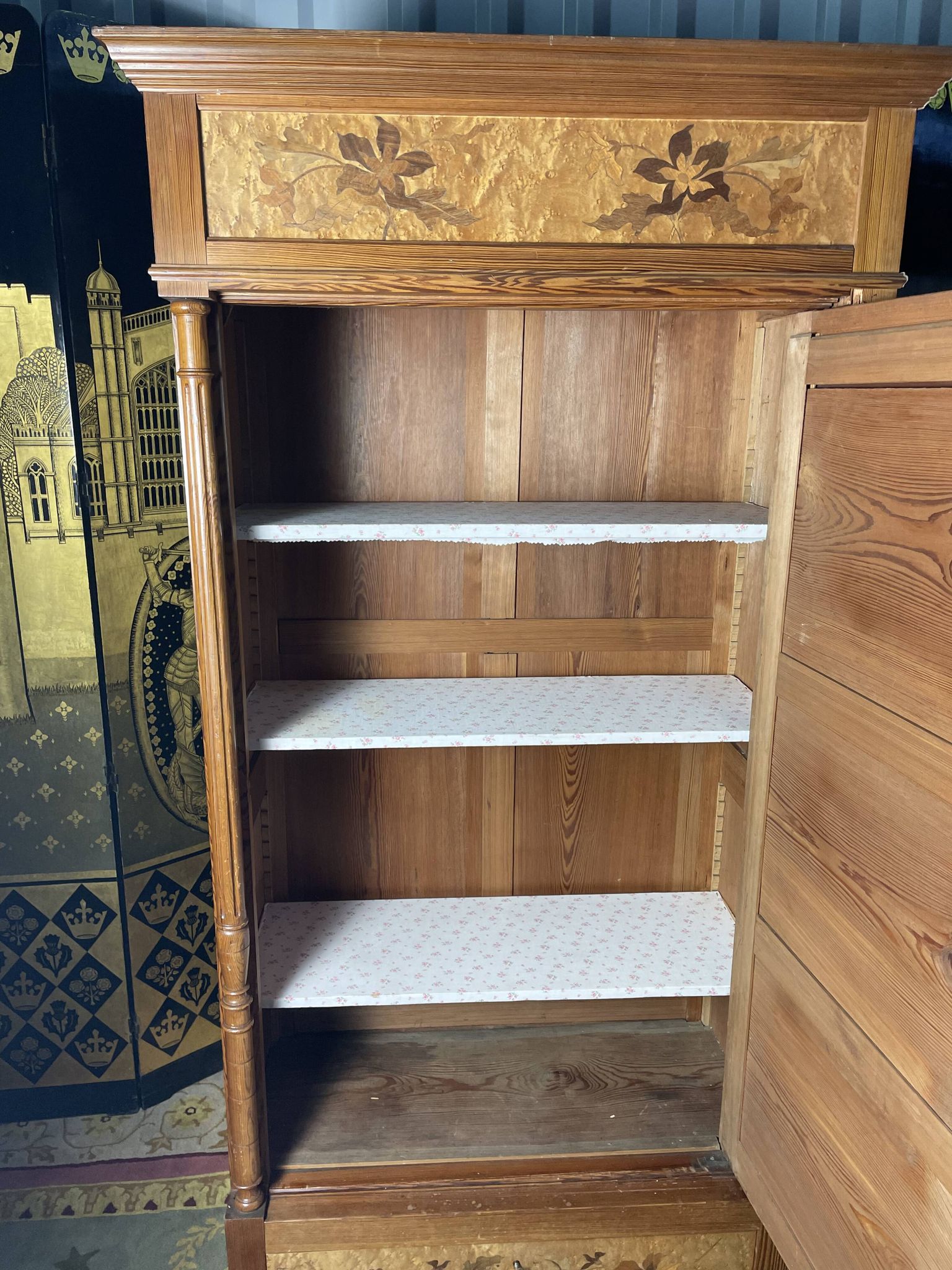 Armoire à glace en pitchpin et marqueterie