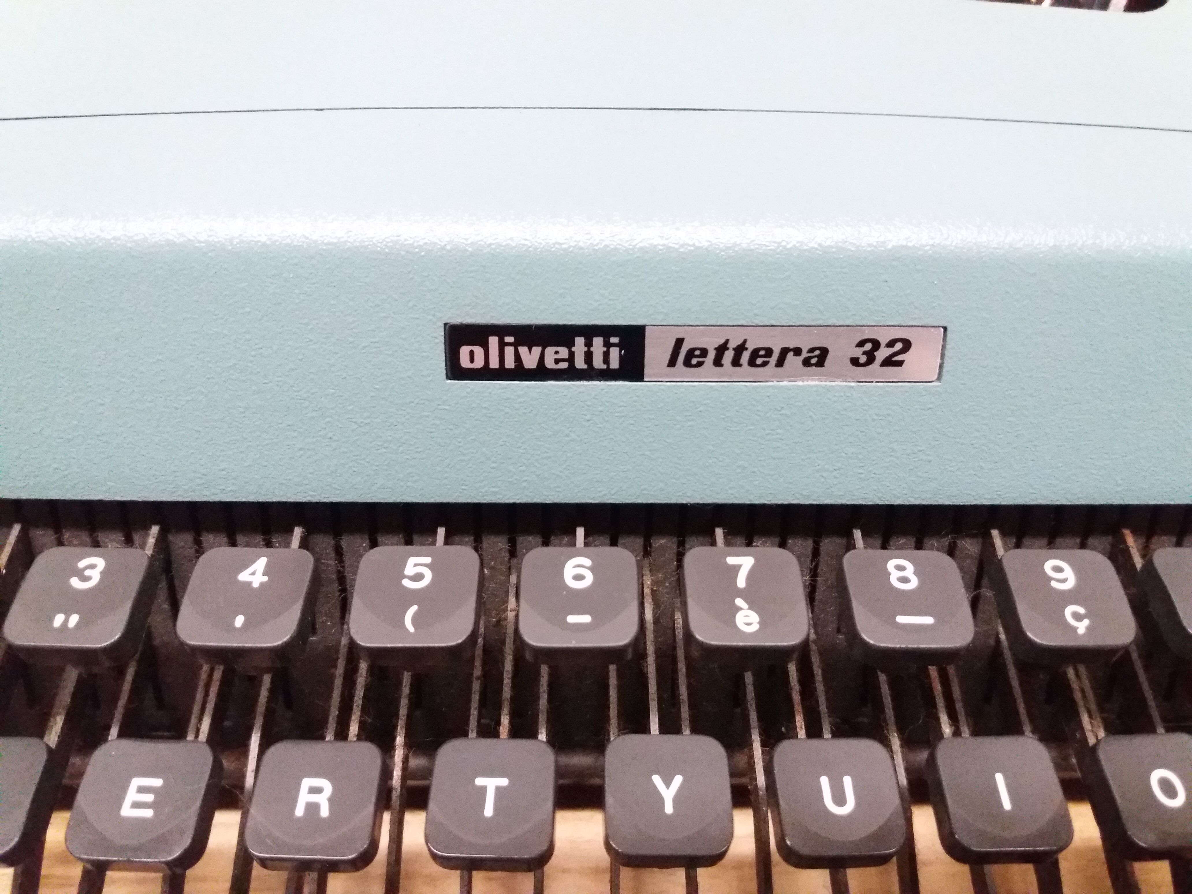 Machine à écrire Olivetti Lettera 32