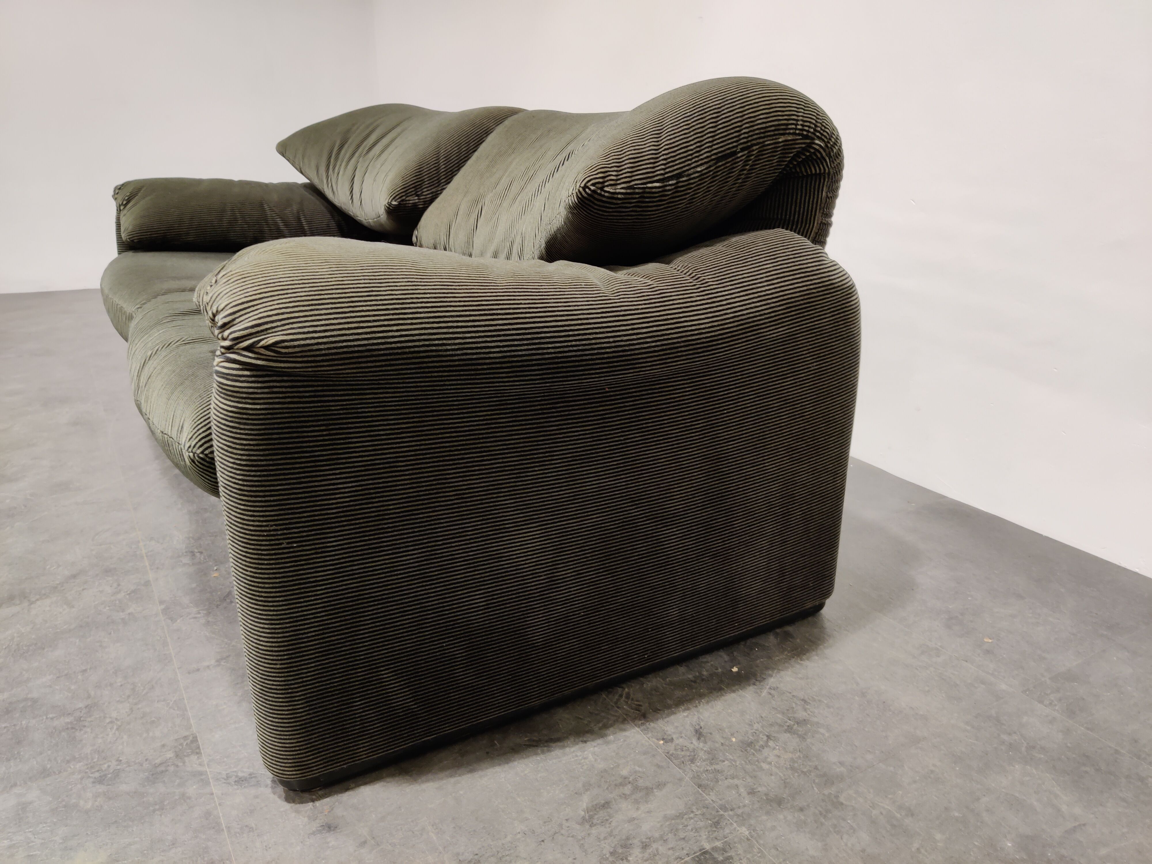 Maralunga sofa by Vico Magistretti for Cassina, 1973