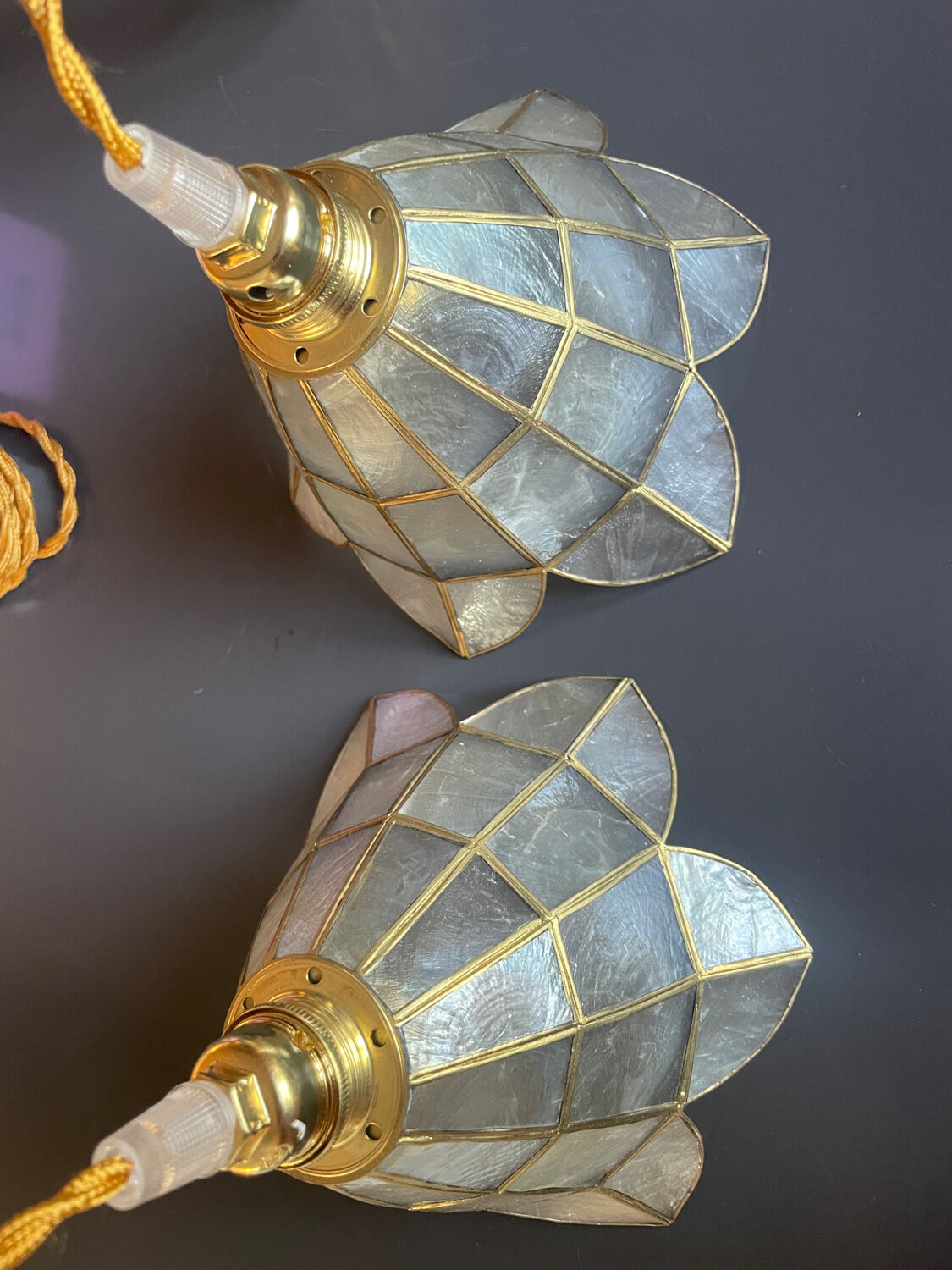 2 portable lamps with flower-shaped lampshades in mother-of-pearl and brass.