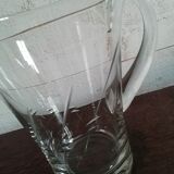 Broc à eau en verre gravé