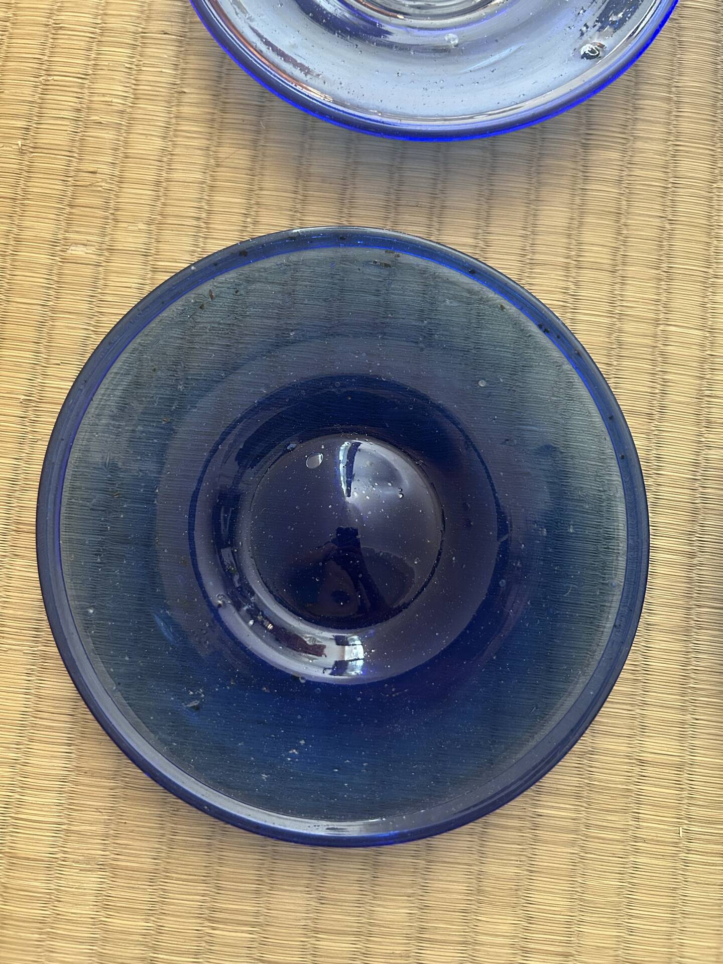 Glass bubble plates