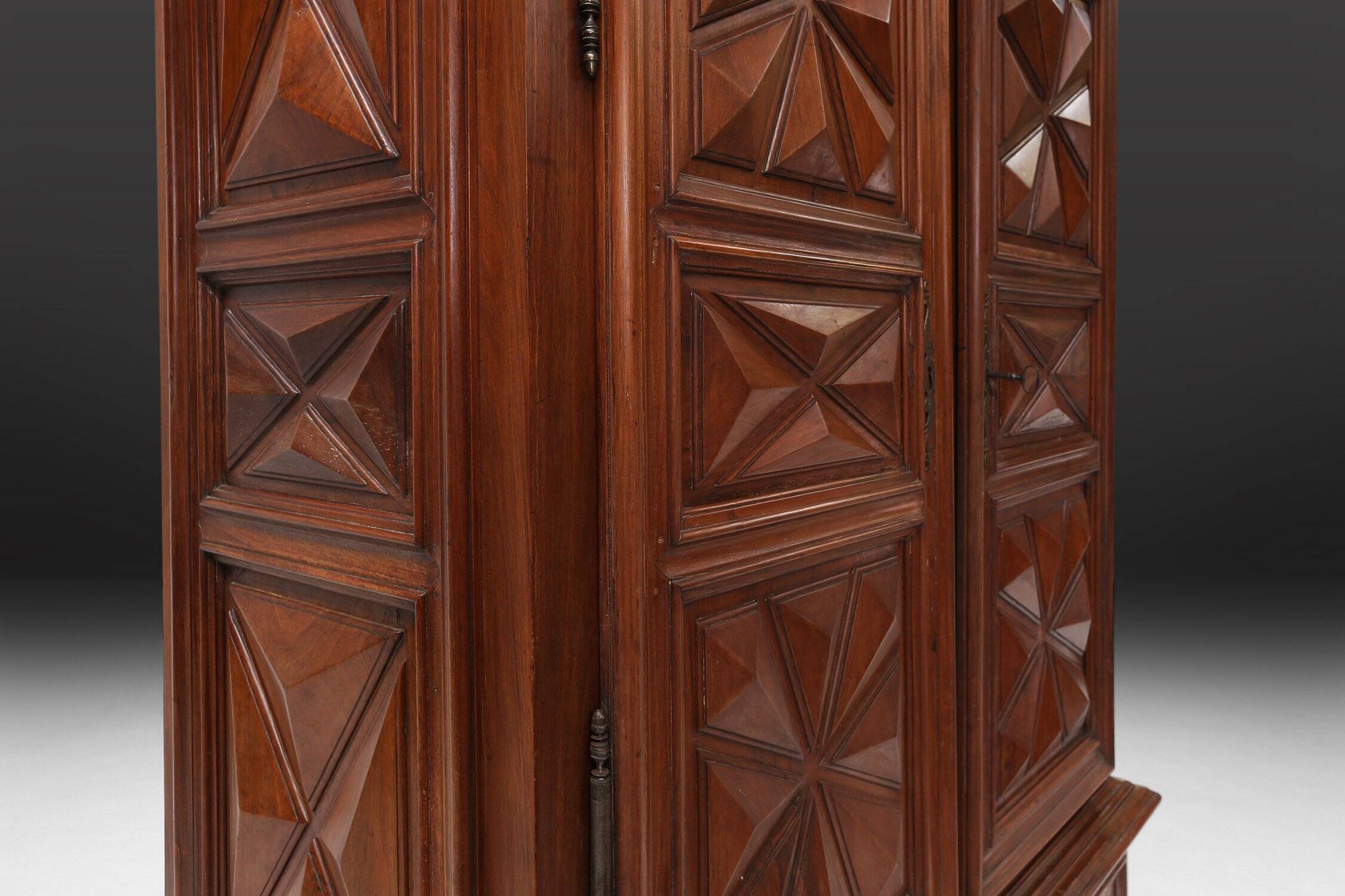 Armoire en chêne Louis XIII du début du XVIIe siècle avec sculpture géométrique