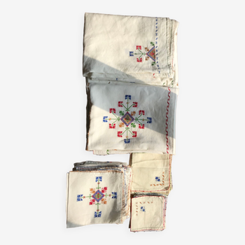 Set of vintage embroidered square napkins napkins