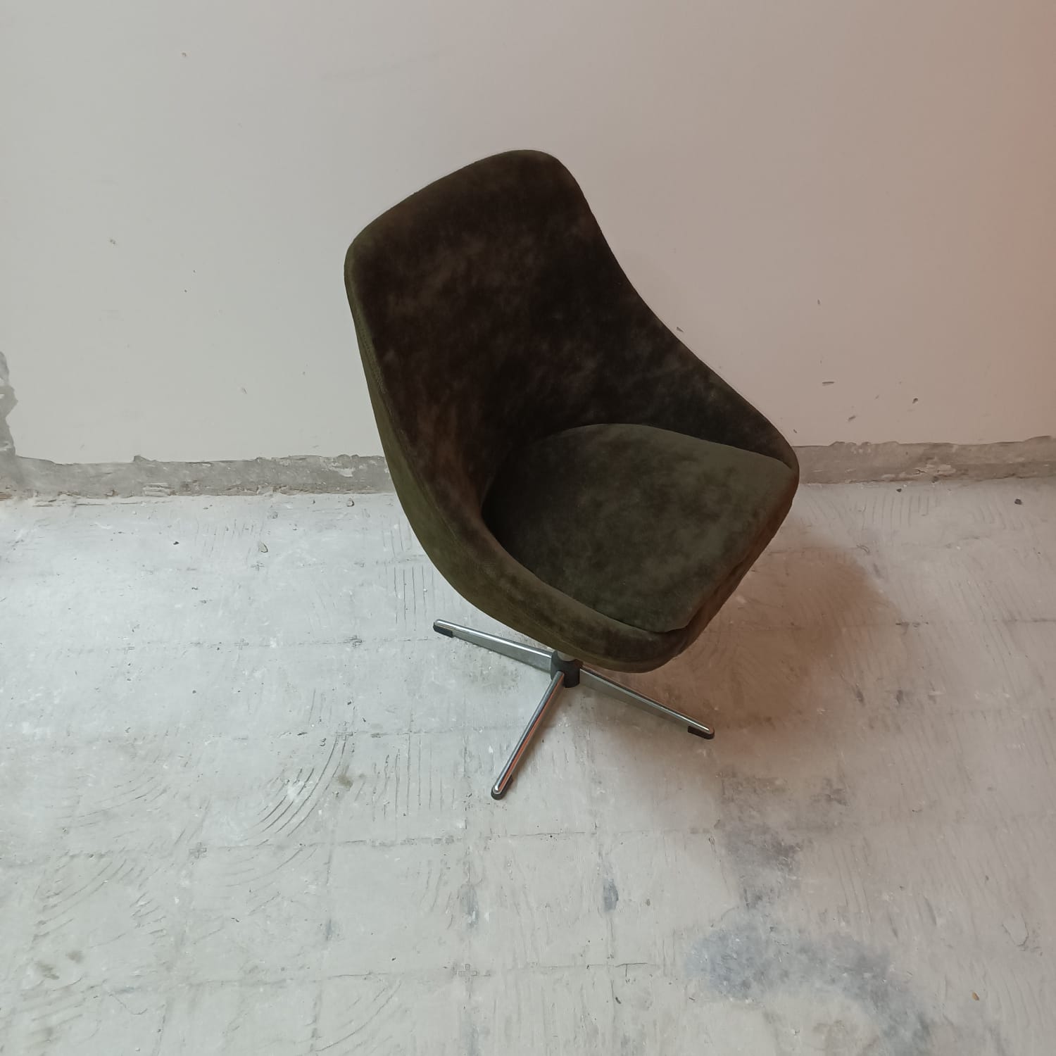 Pairs of vintage chairs from the 50s/60s swivel.