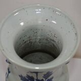 Vase maillet en porcelaine à décor bleu et blanc de phénix sur un rocher.