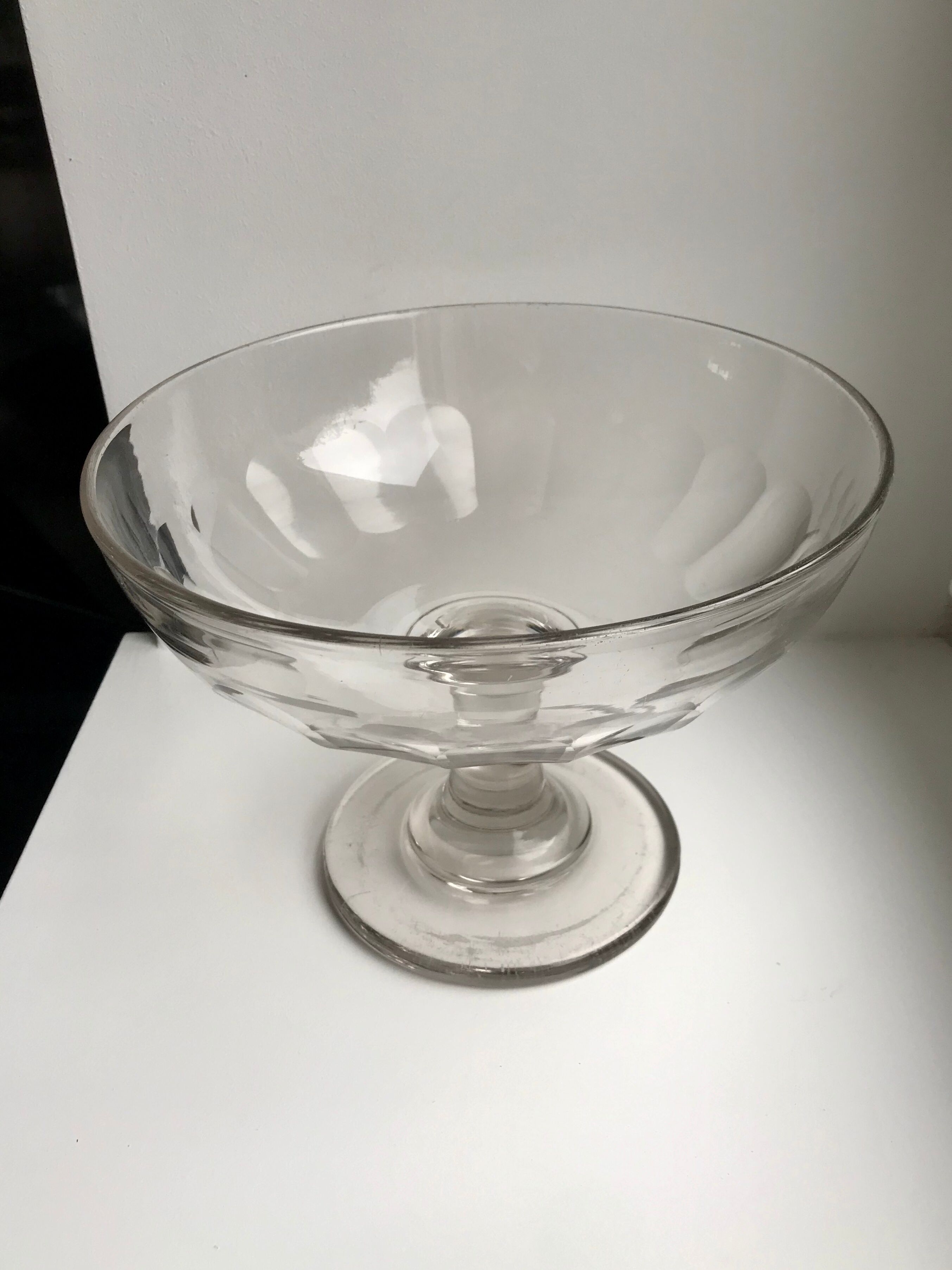 Compotier corbeille à fruit en verre moulé début XXème