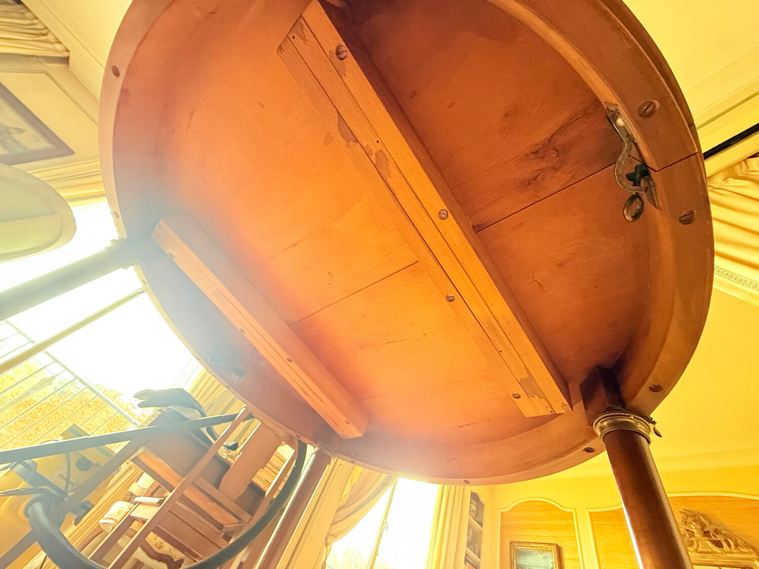 Louis XVI round table in solid wood – extendable to 210 cm – 2 extensions