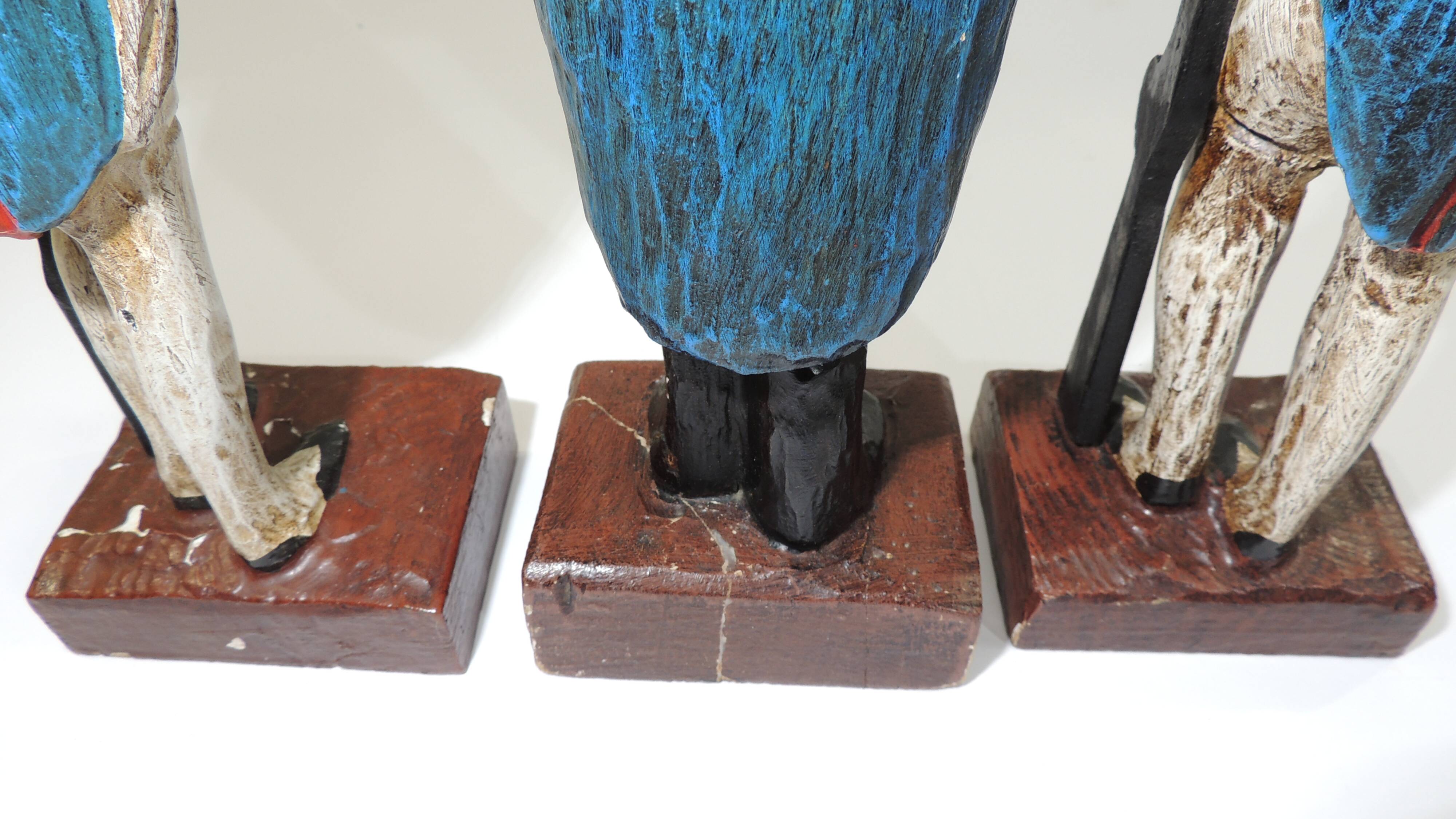 lot of three English soldiers in carved wood / vintage
