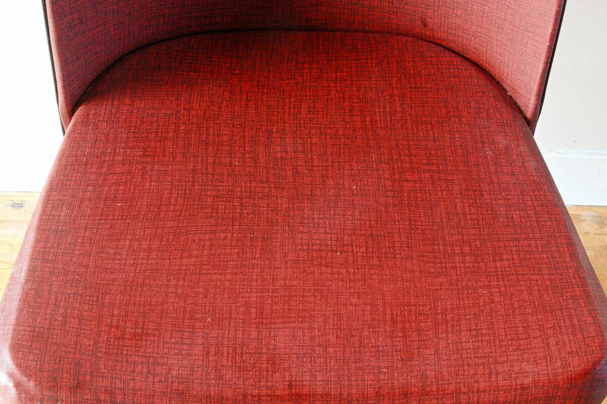 Chaise en skai rouge, pieds compas, années 60