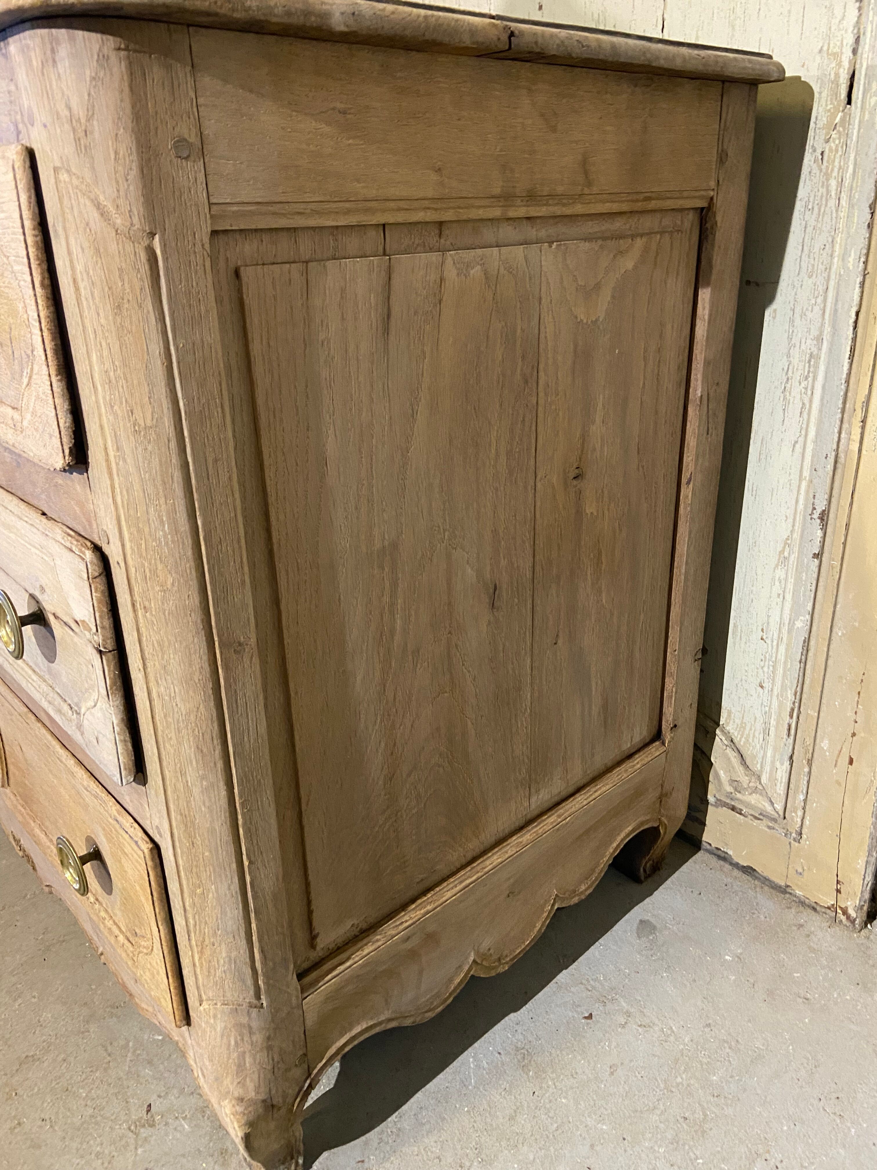 Chest of drawers early nineteenth century in light oak