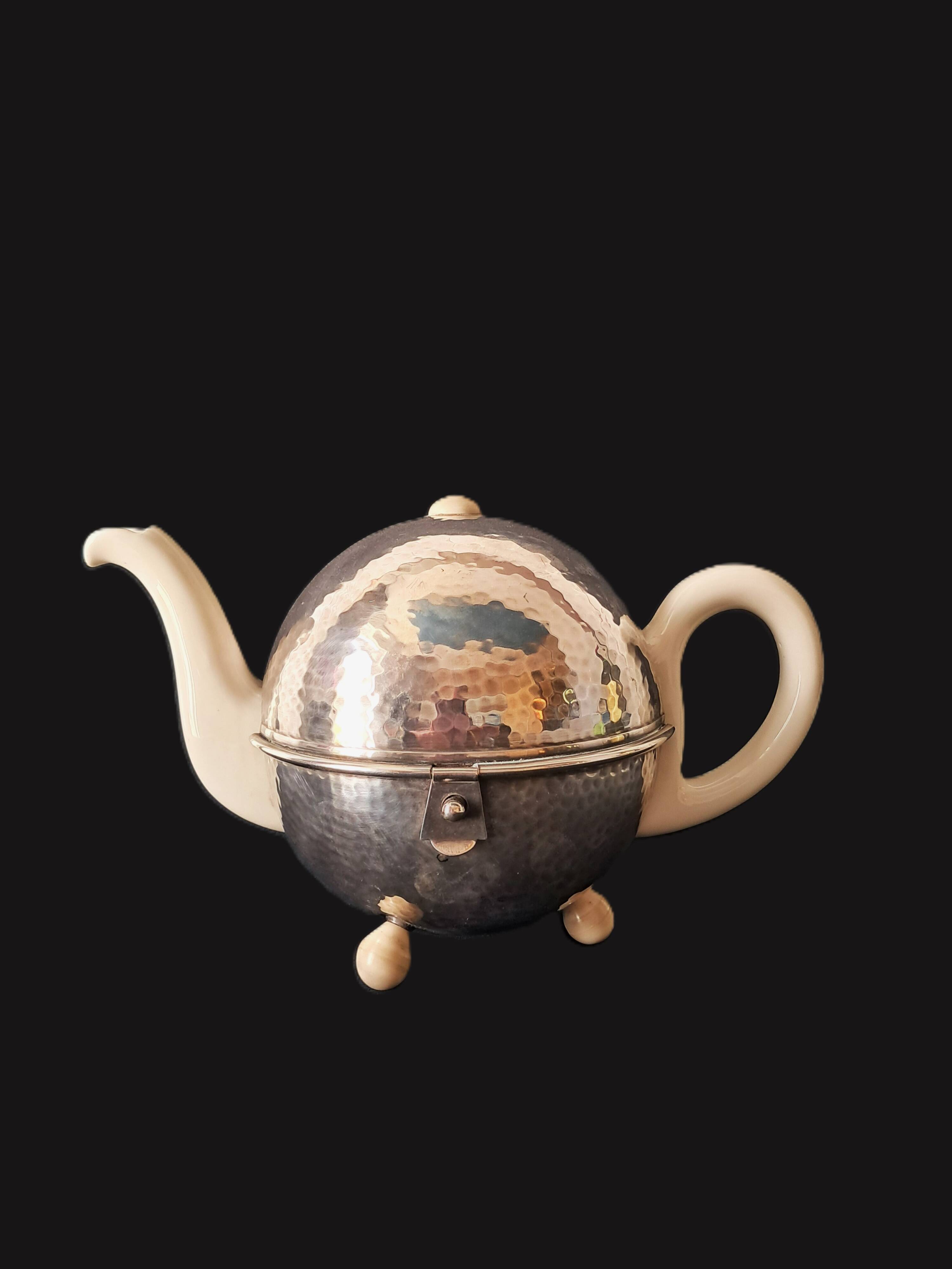 Théière Art Déco / Bauhaus en Métal Argenté Martelé et Faïence par WMF