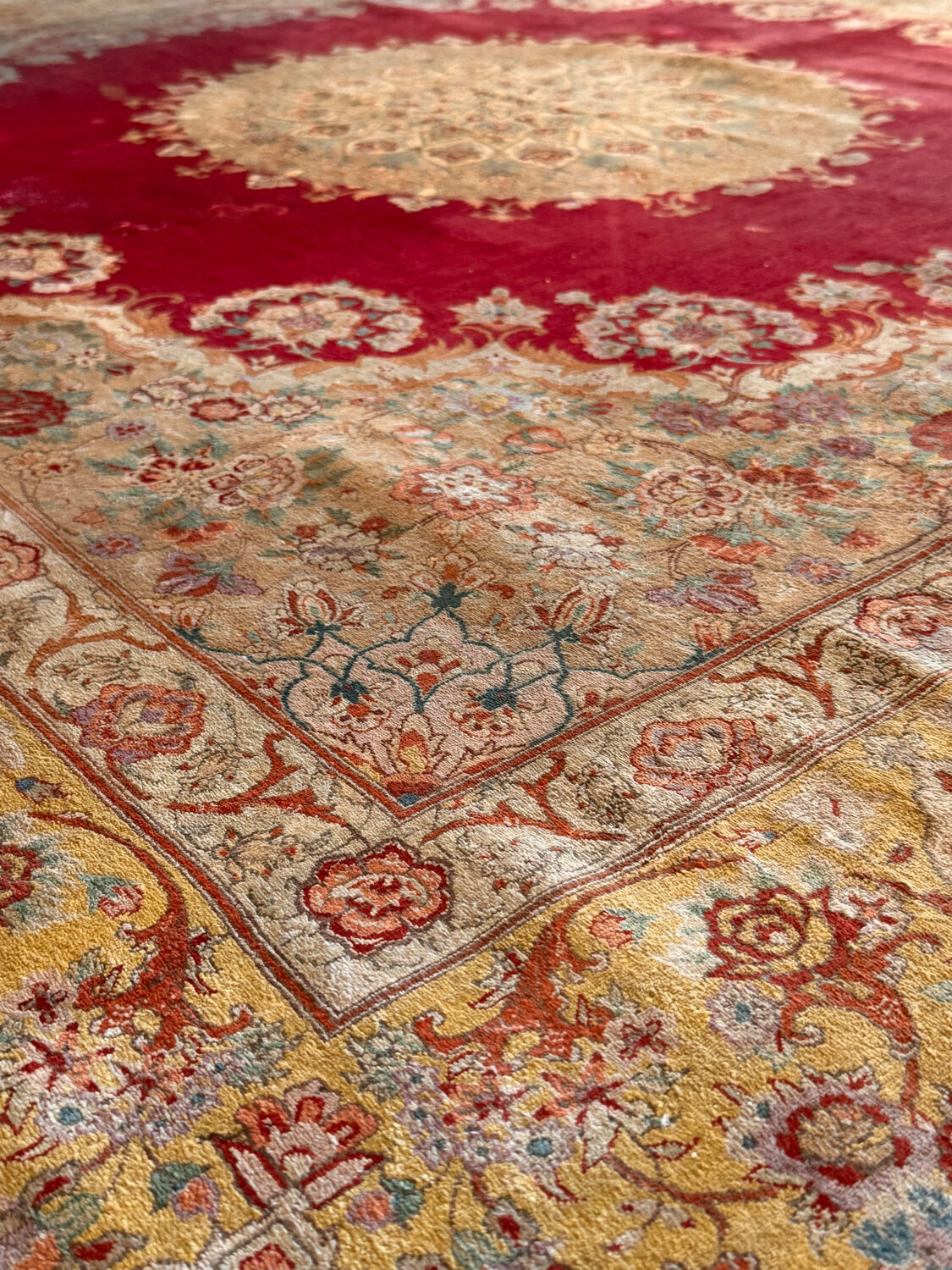Extra fine Ghoum carpet from Iran in silk, signed Bahrami.