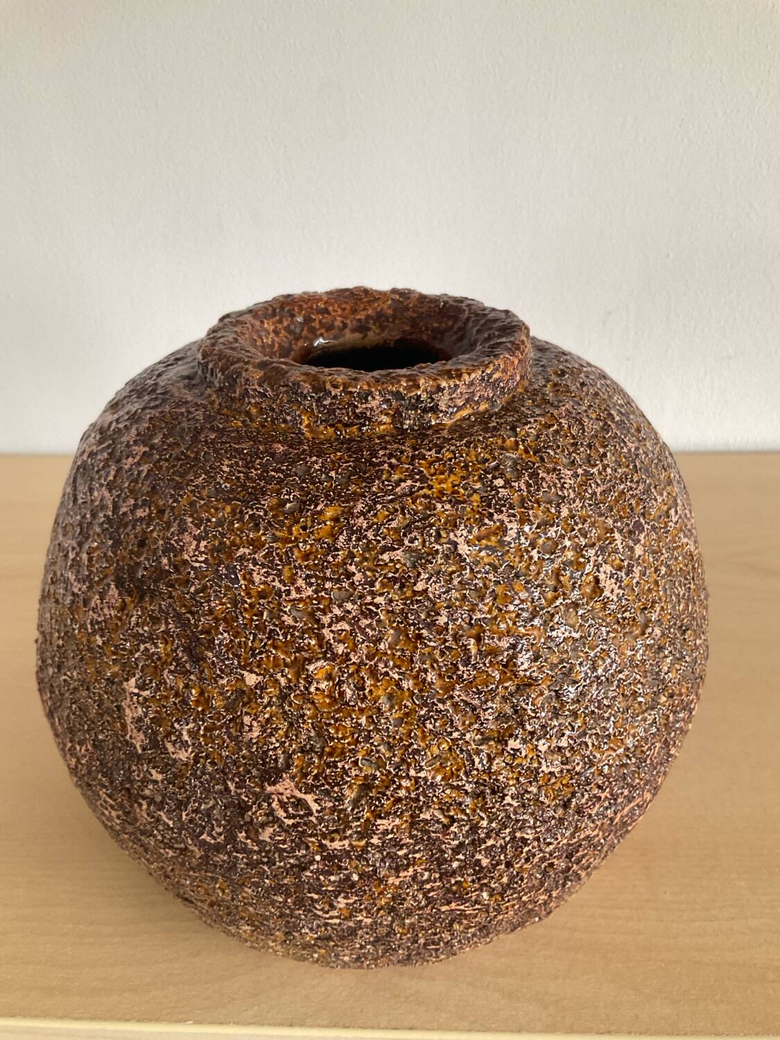 Vase boule brutaliste en céramique années 70