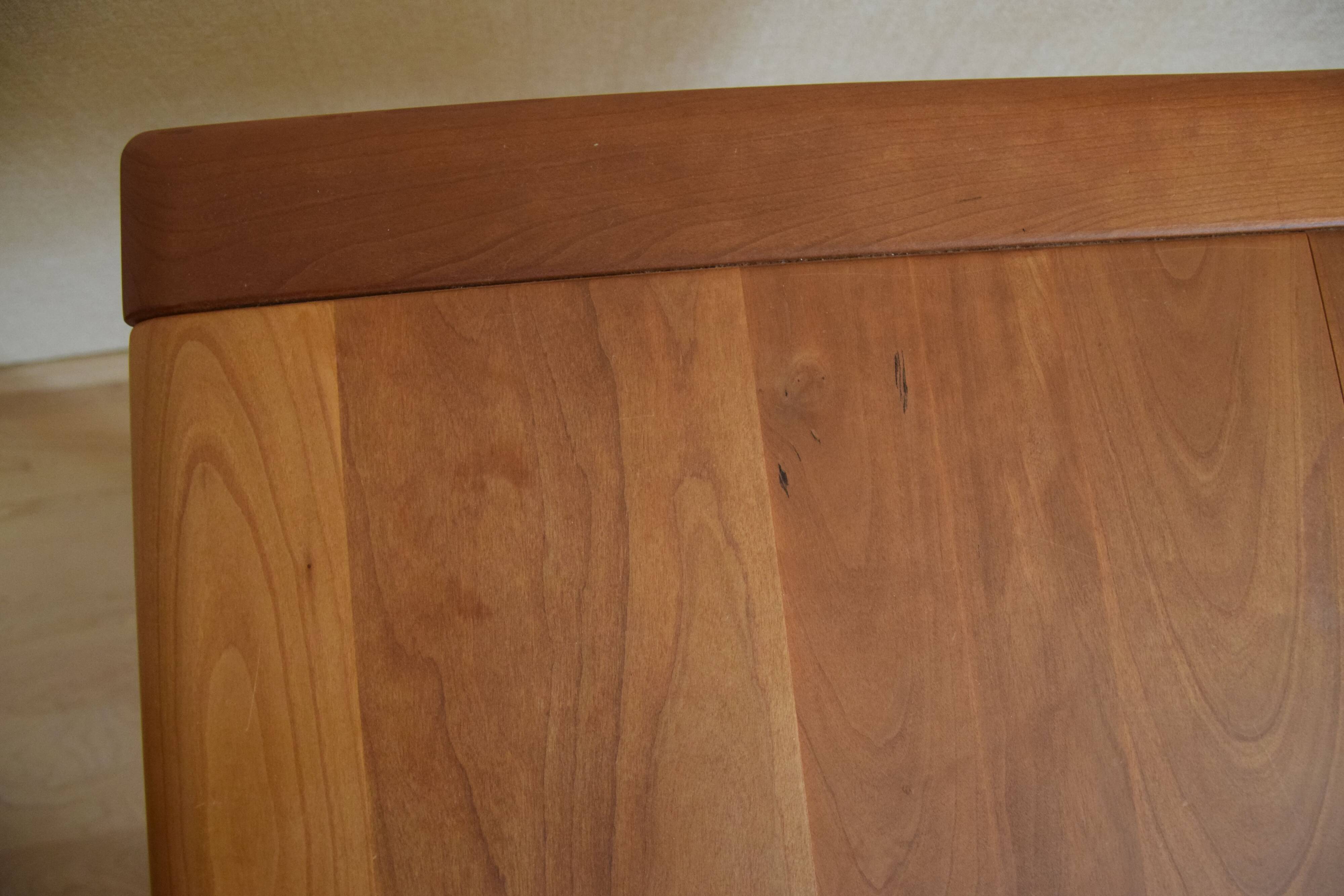 Table à manger en merisier massif style Shaker