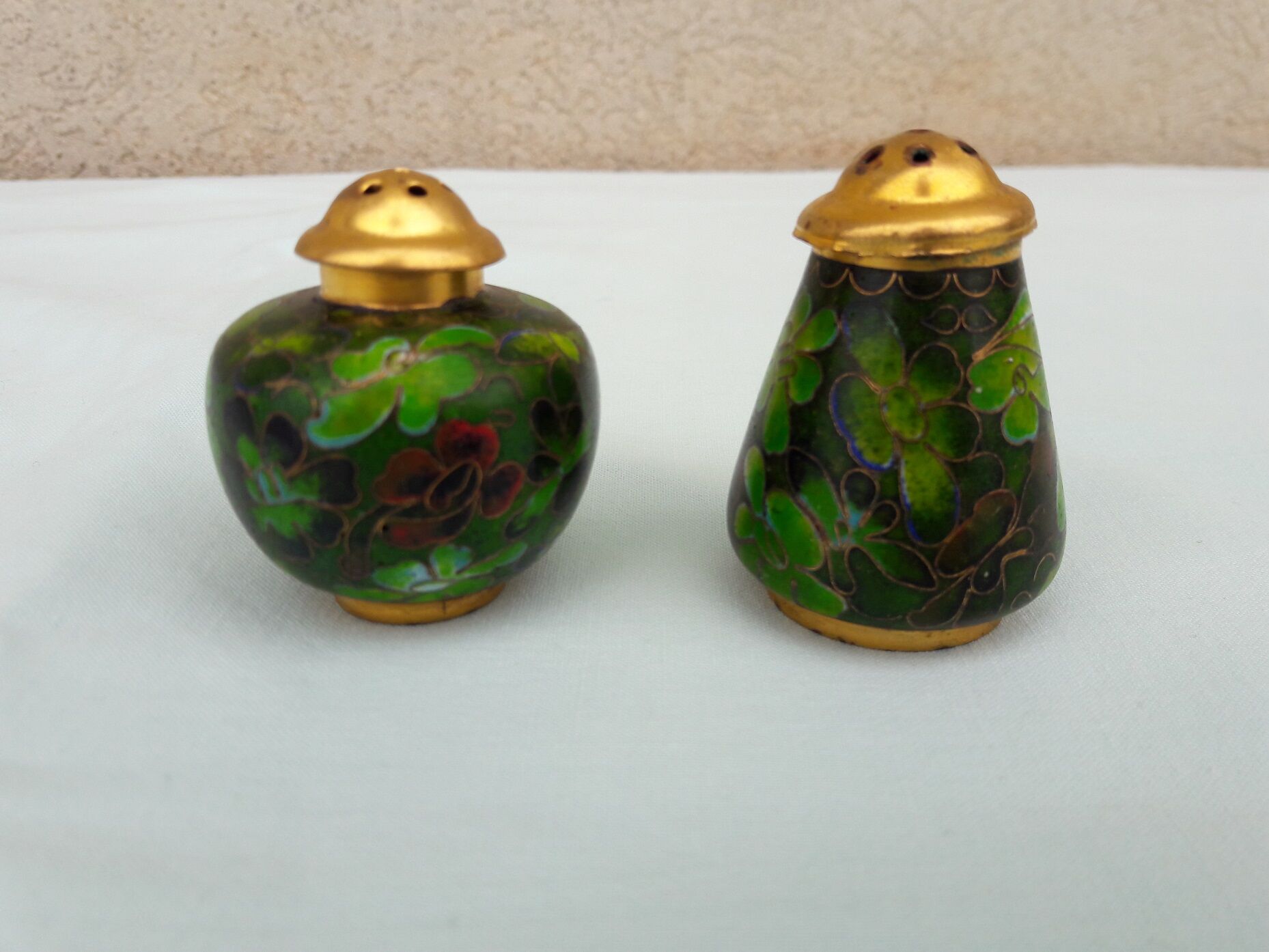 Salt and pepper shaker in partitioned enamels