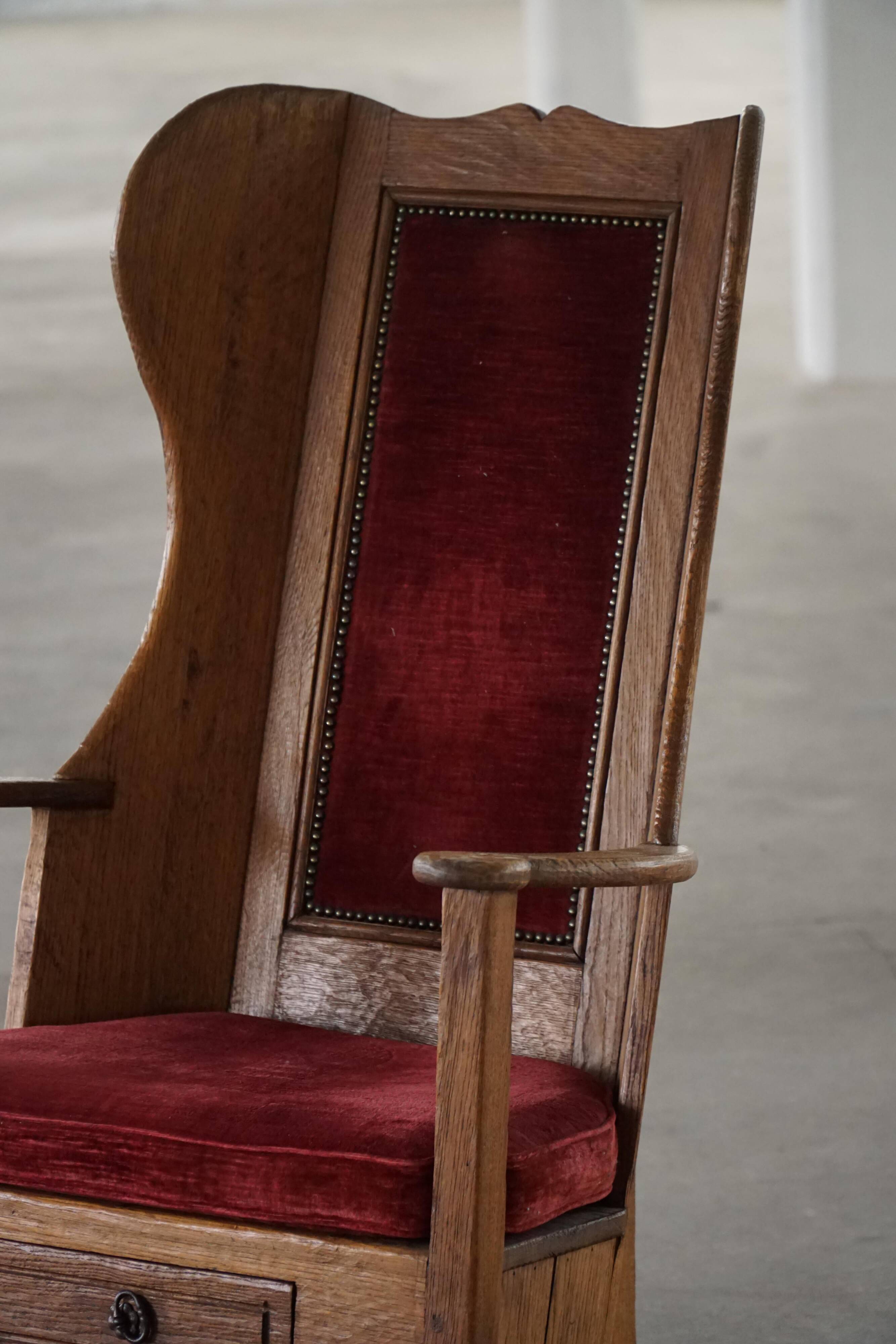 Antique English rocking chair in wood with red velvet upholstery, 19th century.