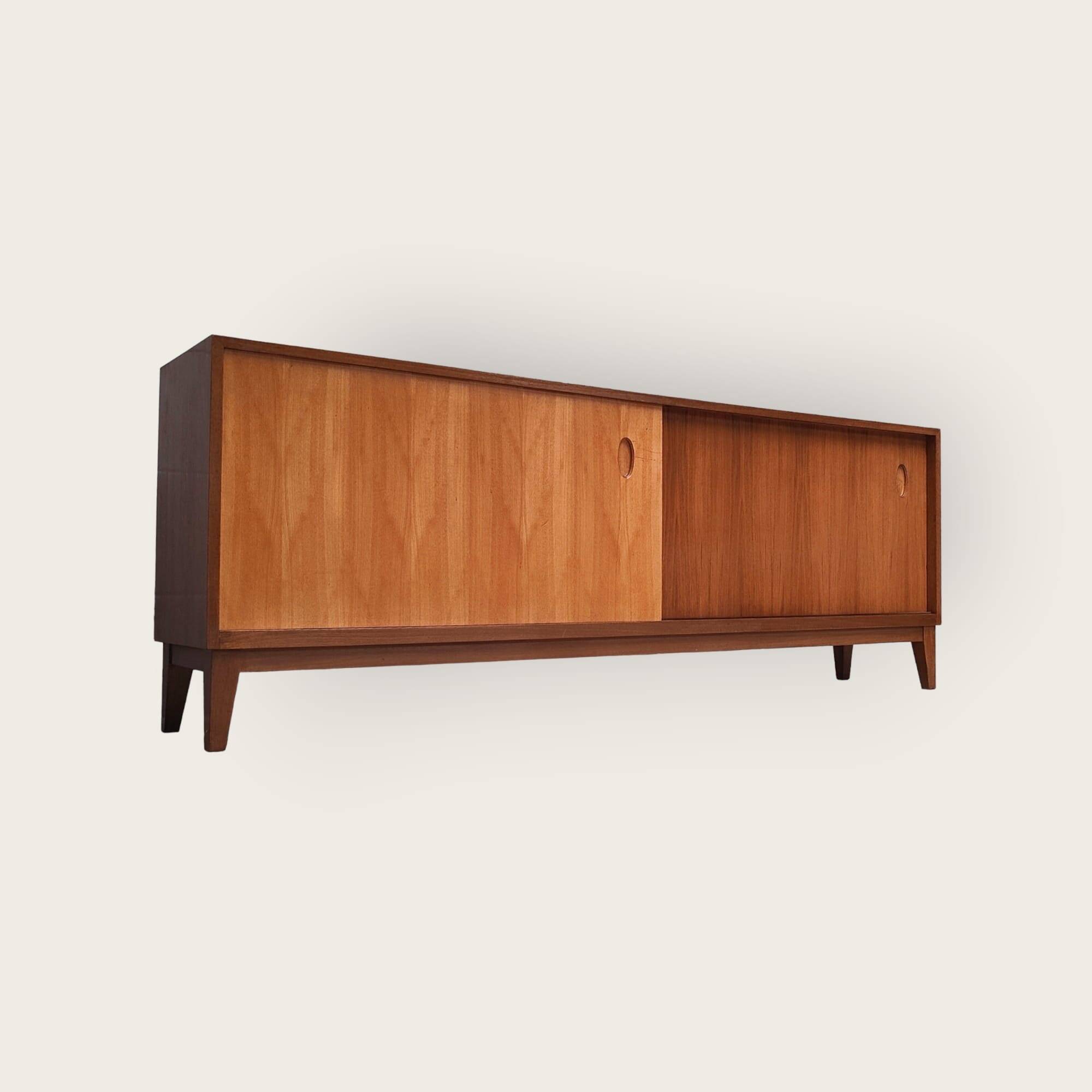 Buffet du milieu du siècle