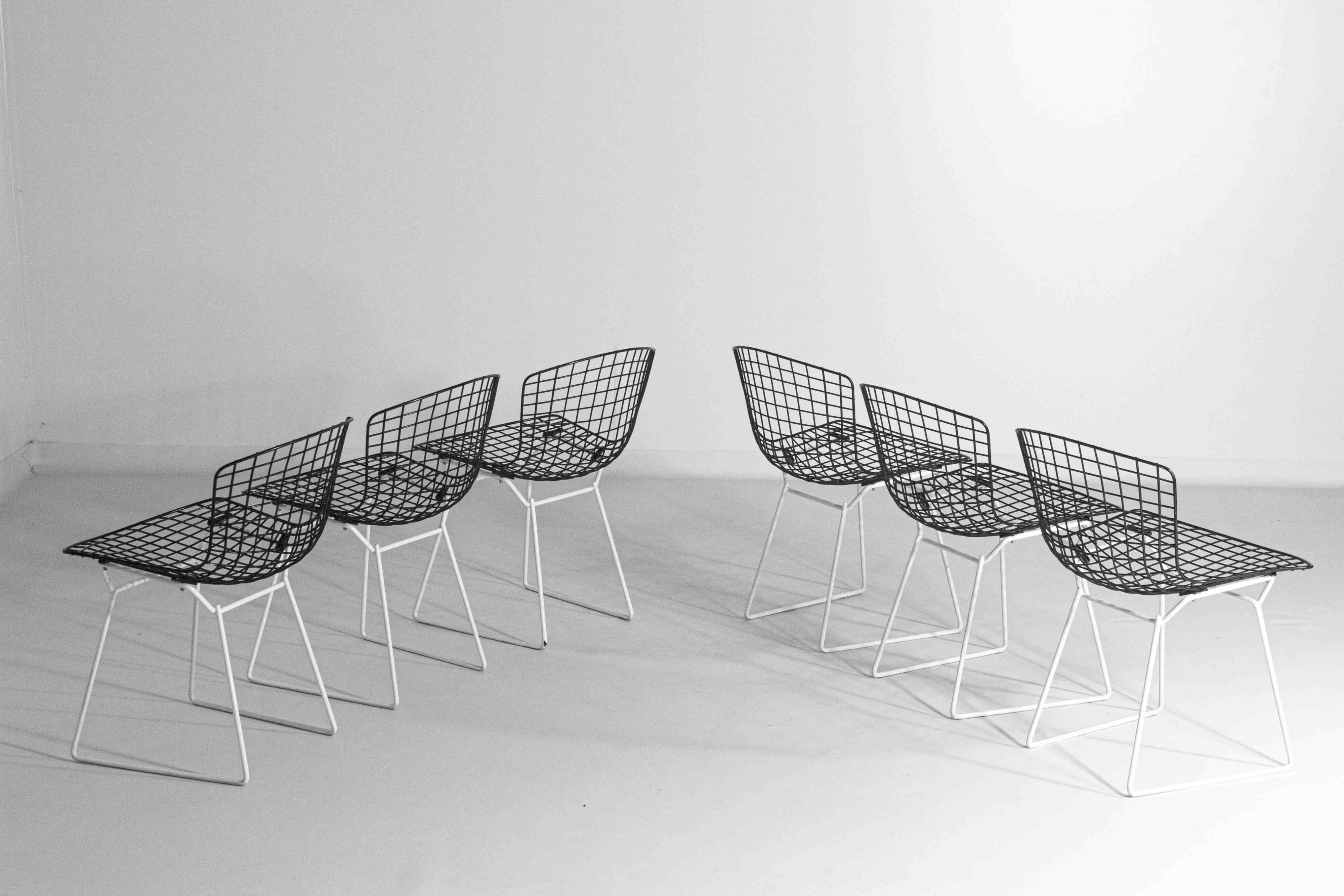 Ensemble de 7 chaises Bertoia noires et blanches pour Knoll International, années 1970