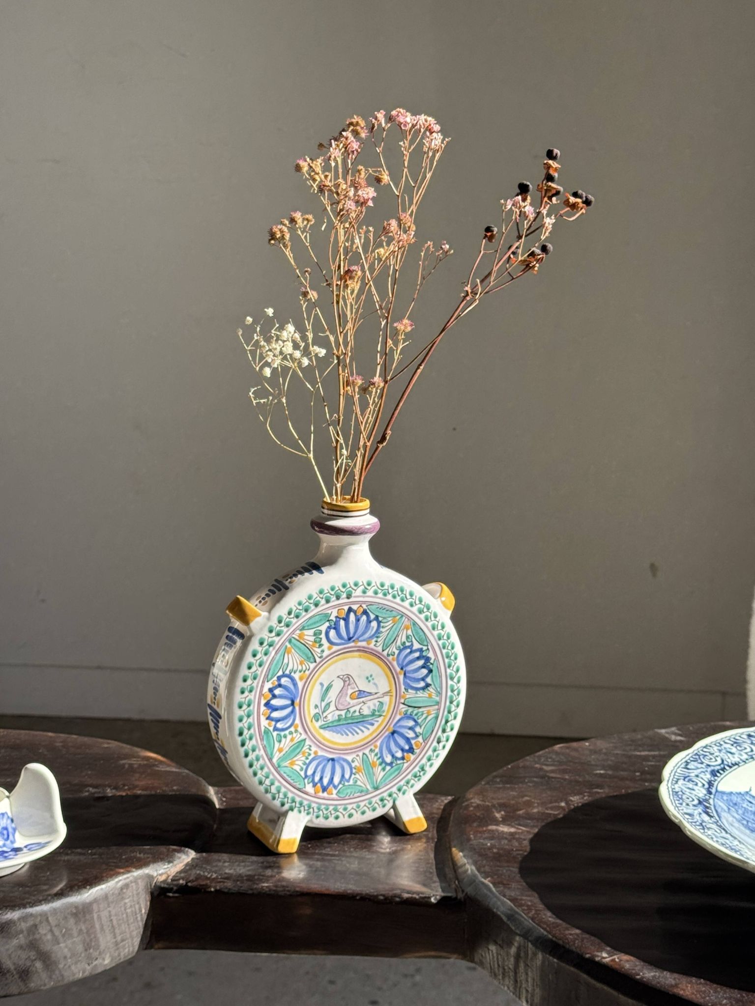 Vintage flat plate in white Modra earthenware, hand-painted.