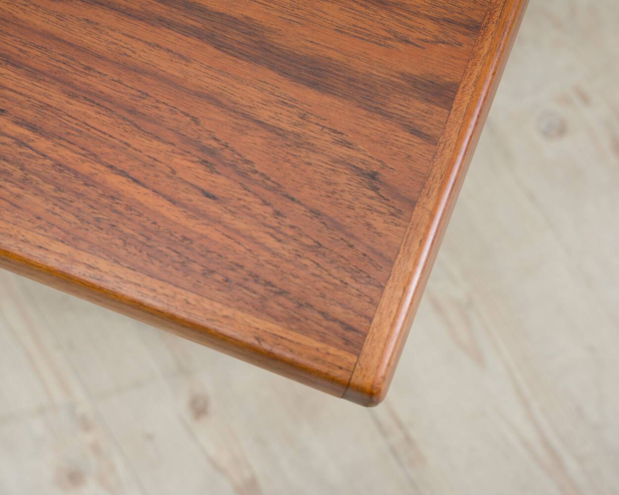 Table basse danoise en teck par Nils Bach, années