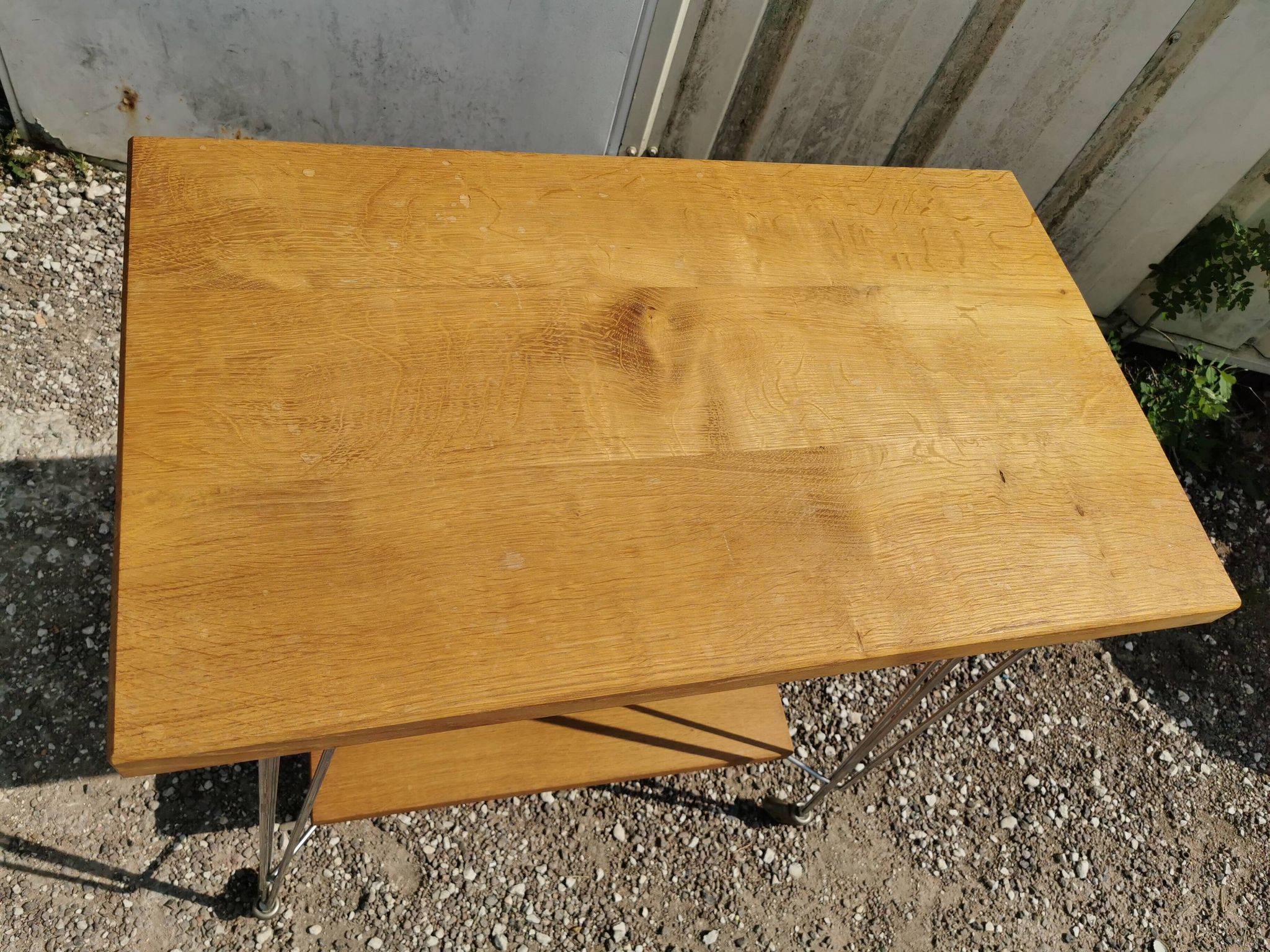 Serving table