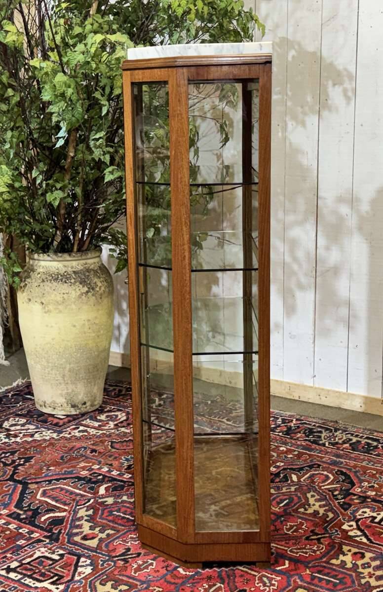 Vitrine Art déco en acajou, palissandre et dessus marbre blanc