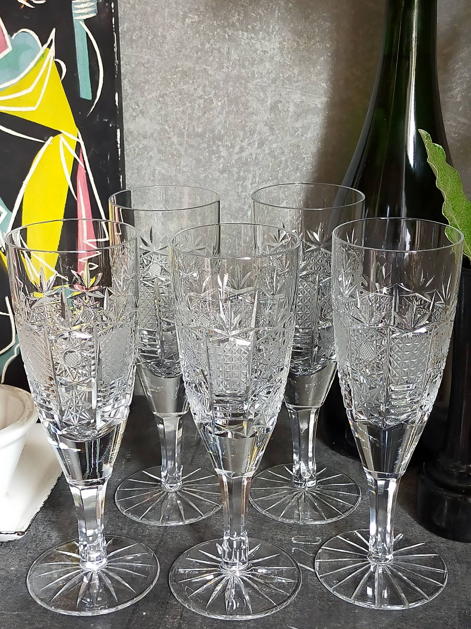 Cinq flûtes à champagne en cristal taillé vintages