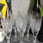 Cinq flûtes à champagne en cristal taillé vintages