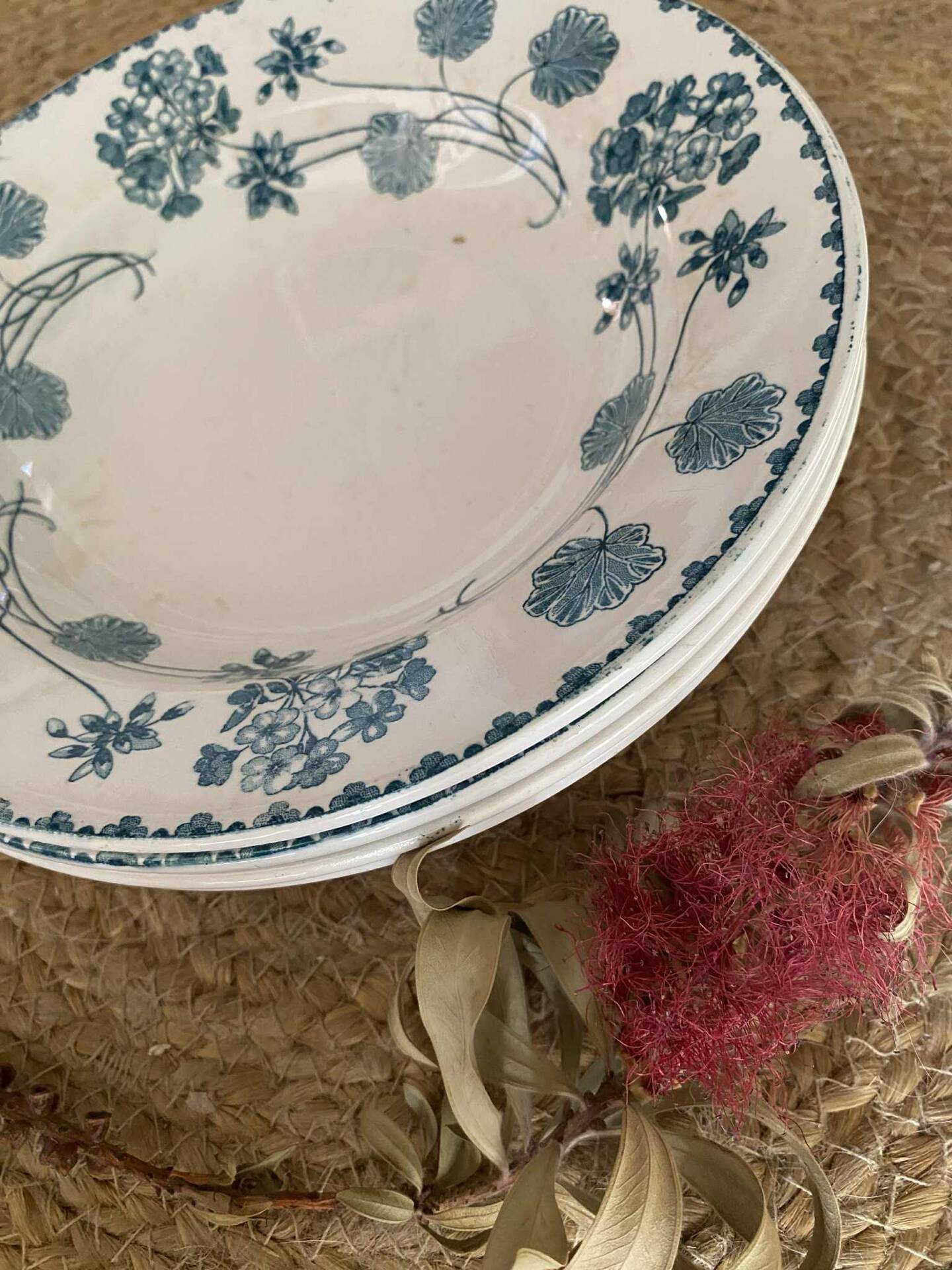 Deep plates Sarreguemines geranium model in blue 1900.