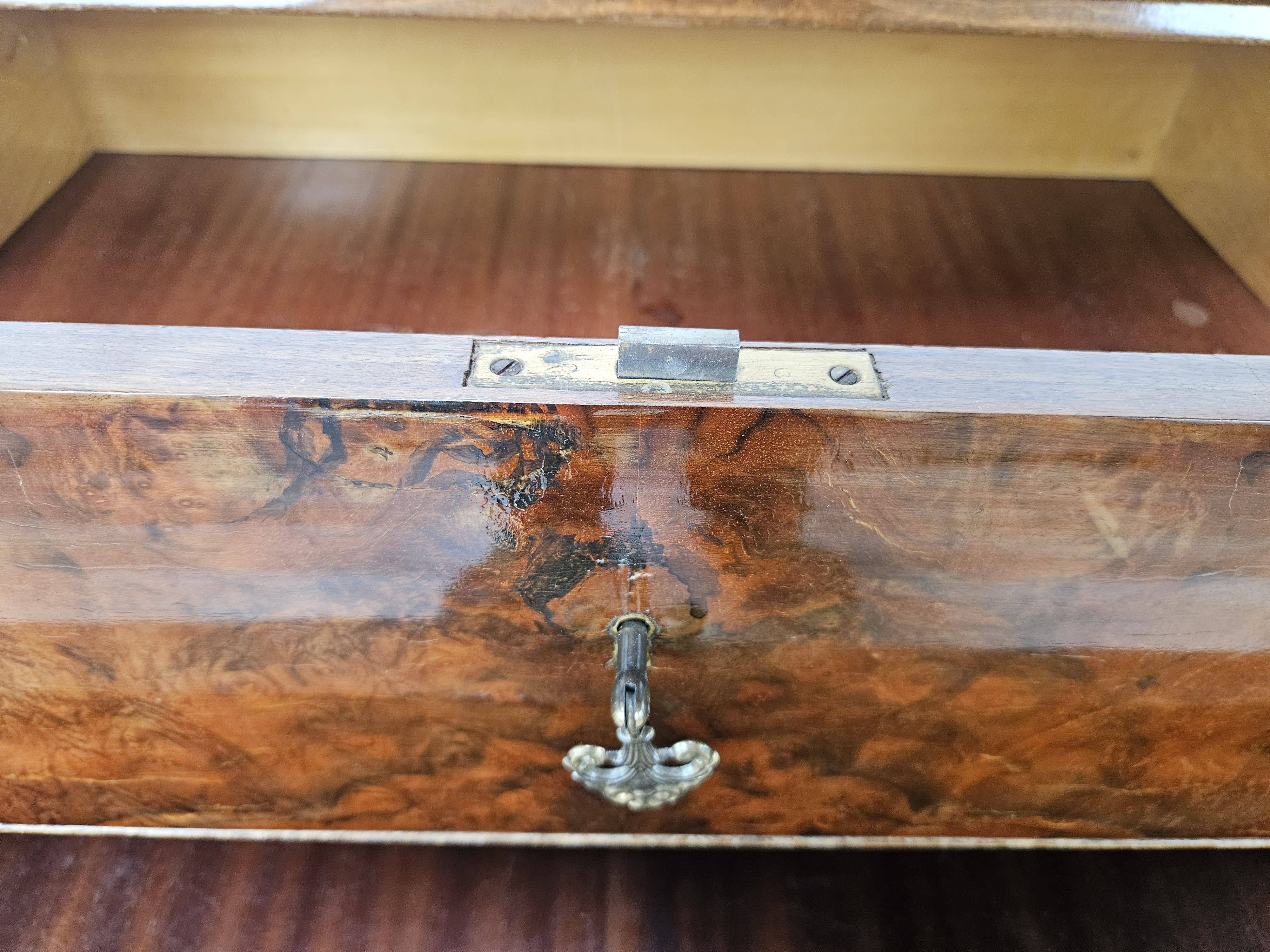 Commode en noyer avec dessus en verre double.