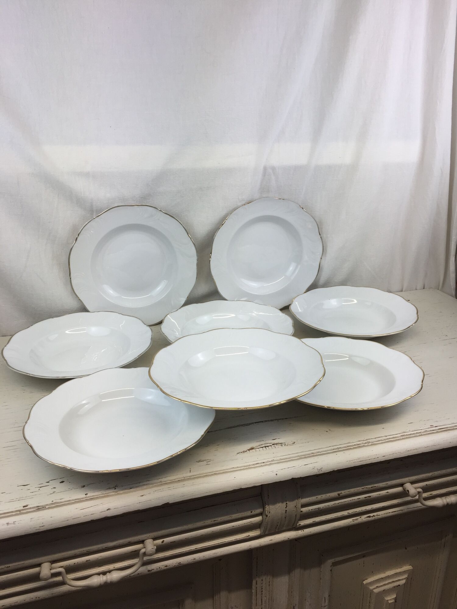 Hollow porcelain plates of pure white and gold