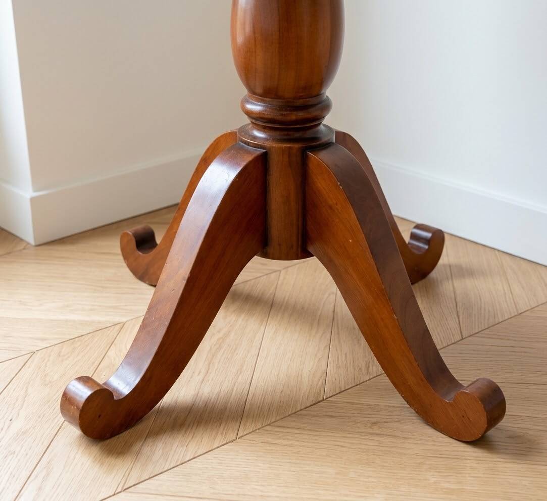 Empire style gueridon in solid wood and green leather.