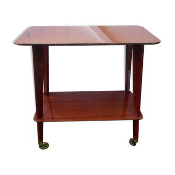 Rolling serving table