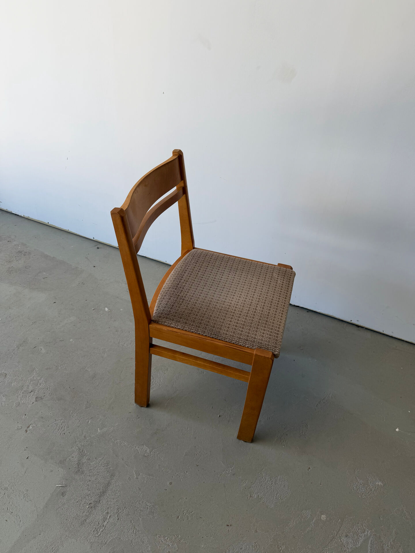 Série de 5 chaises design en orme massif vintage des années 80