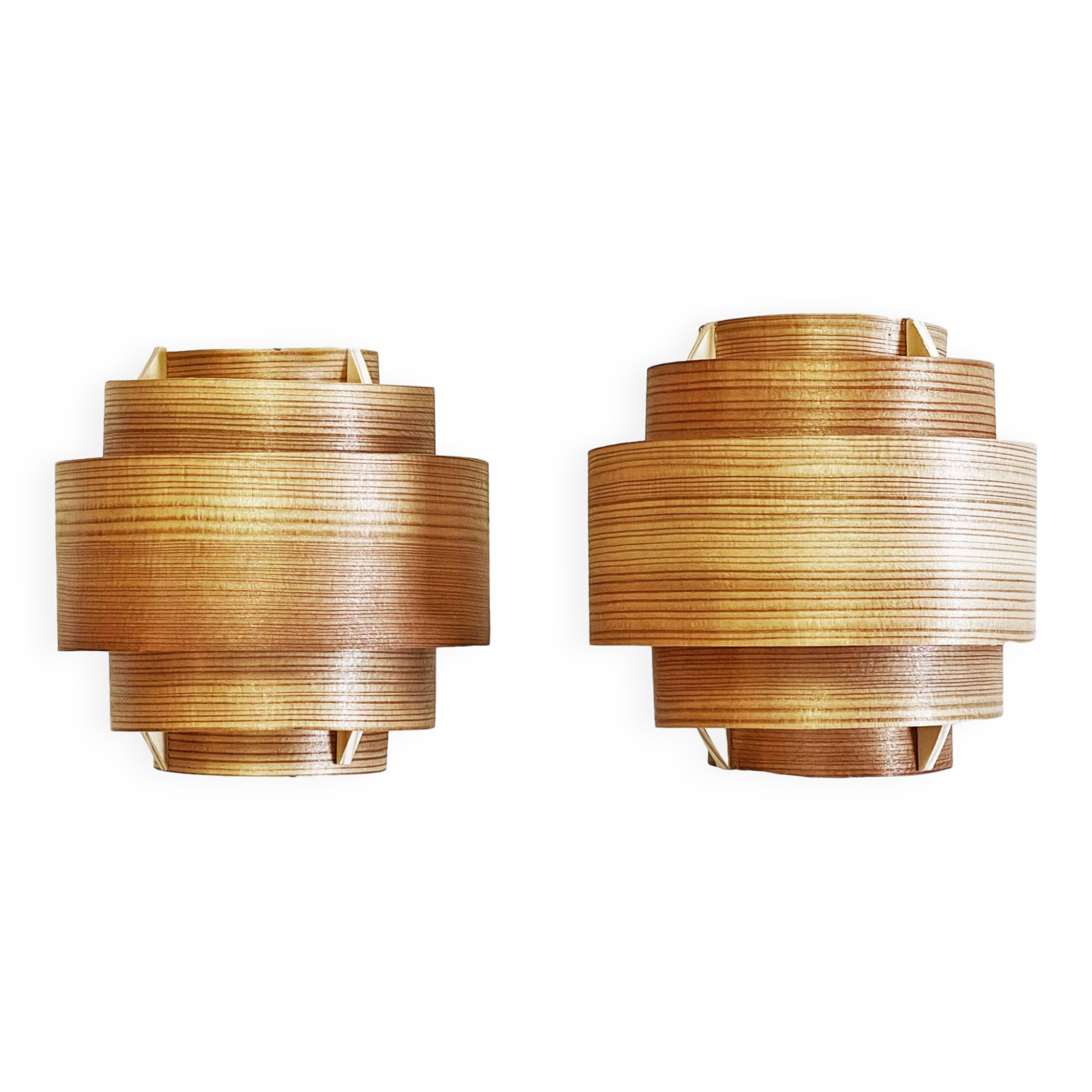 Paire d'appliques en placage de mélèze par Fredrik Hagblom. France 2024