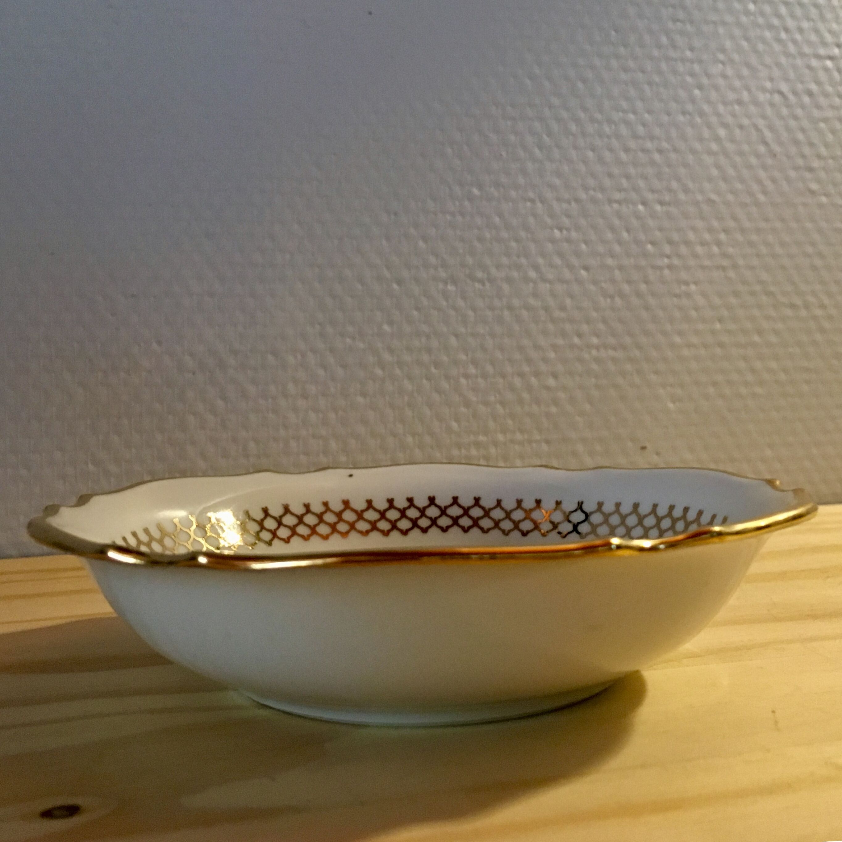 6 small hollow plates in white porcelain pattern vintage cars