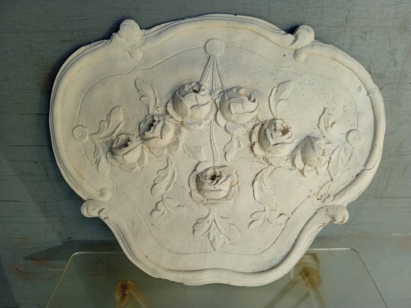Louis XVI pediment with plaster low relief roses