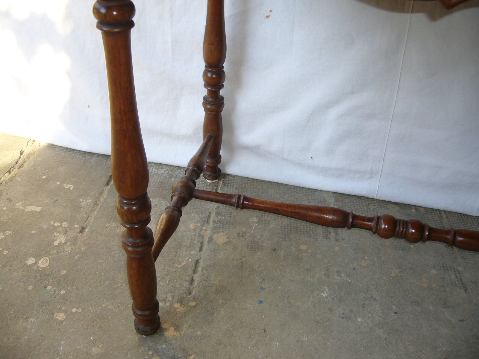 Table d'écriture ancienne en bois à pieds tournés