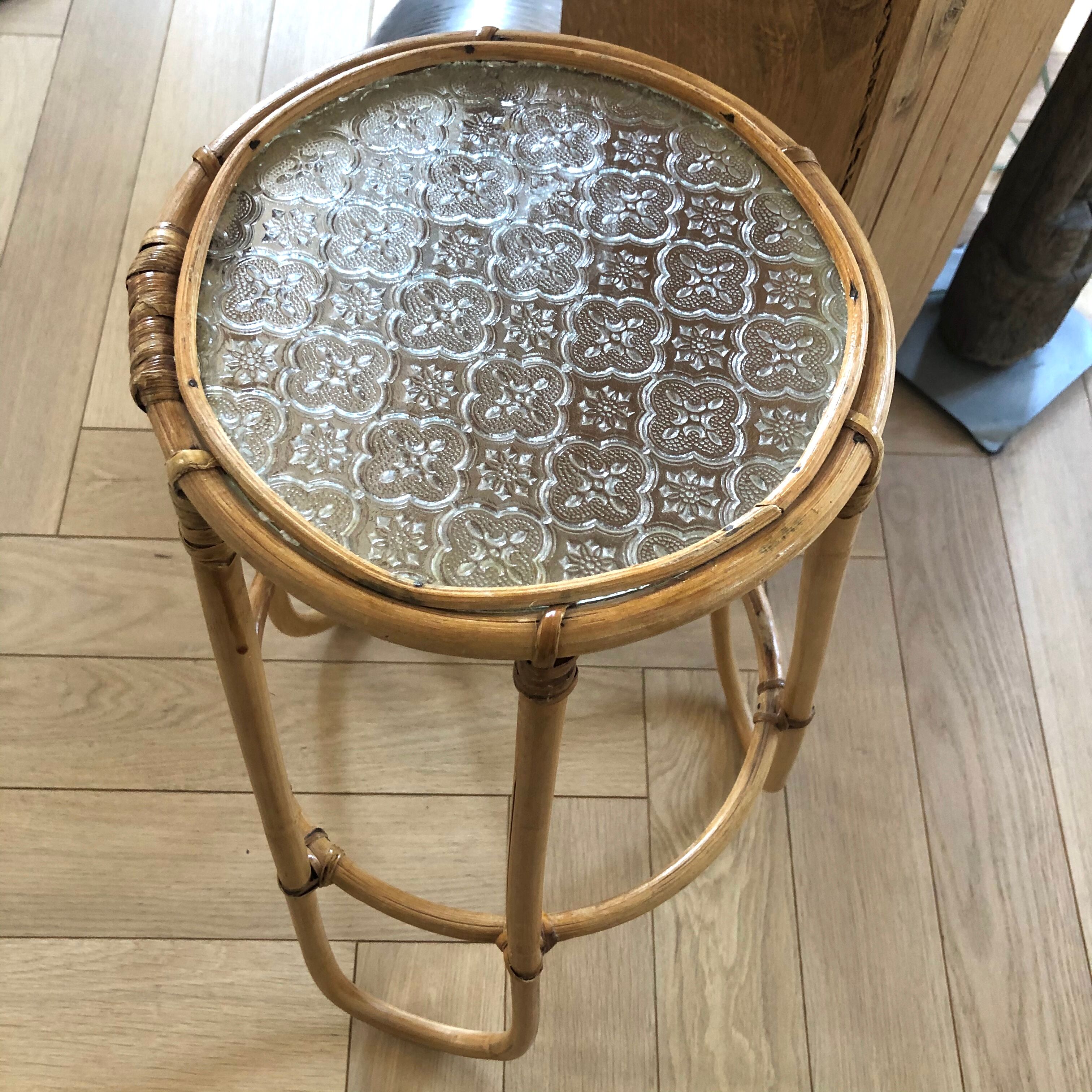 Sellette wears rattan plants
