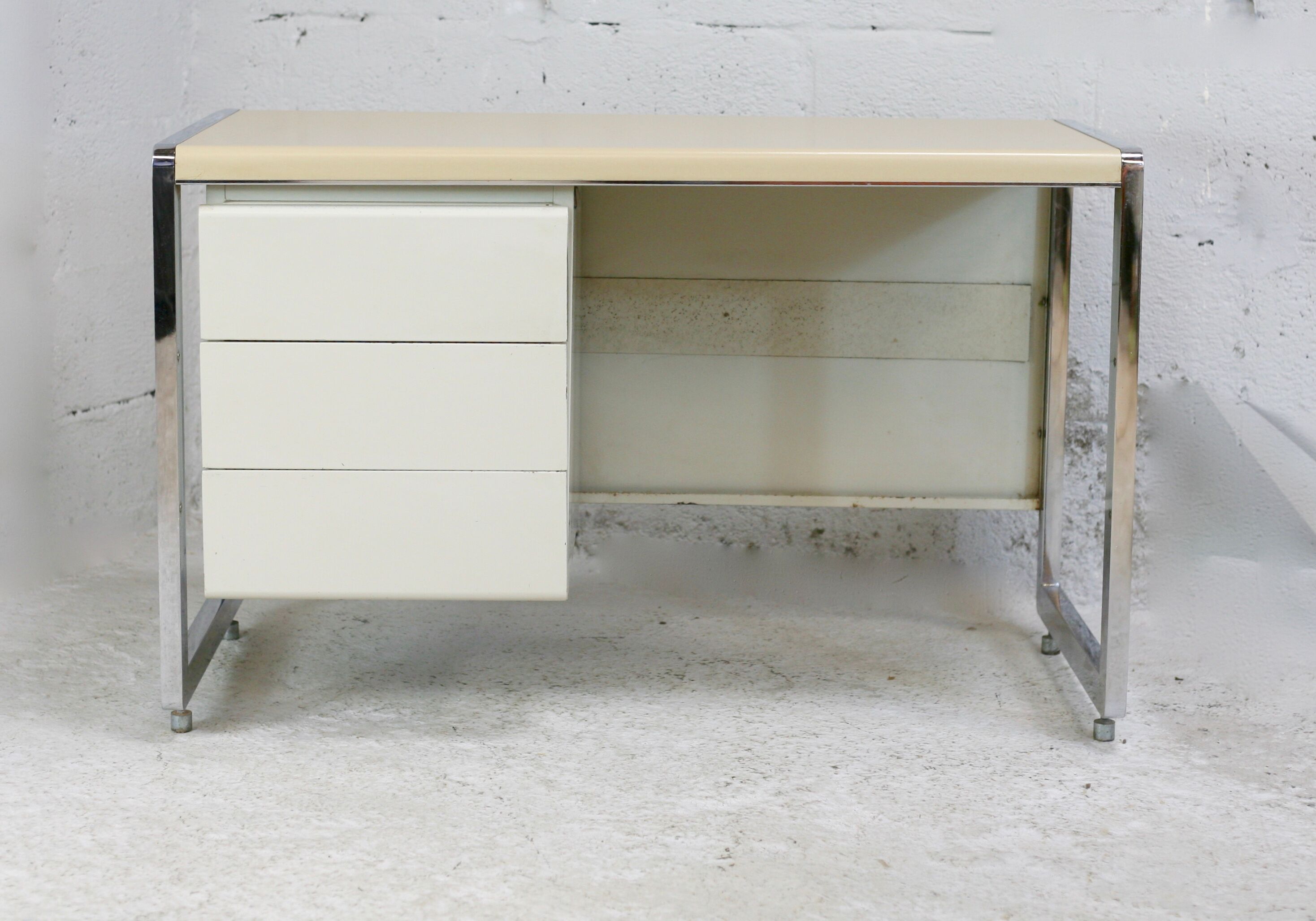 Bureau "space age". Acier laqué, acier chromé. France, circa 1970