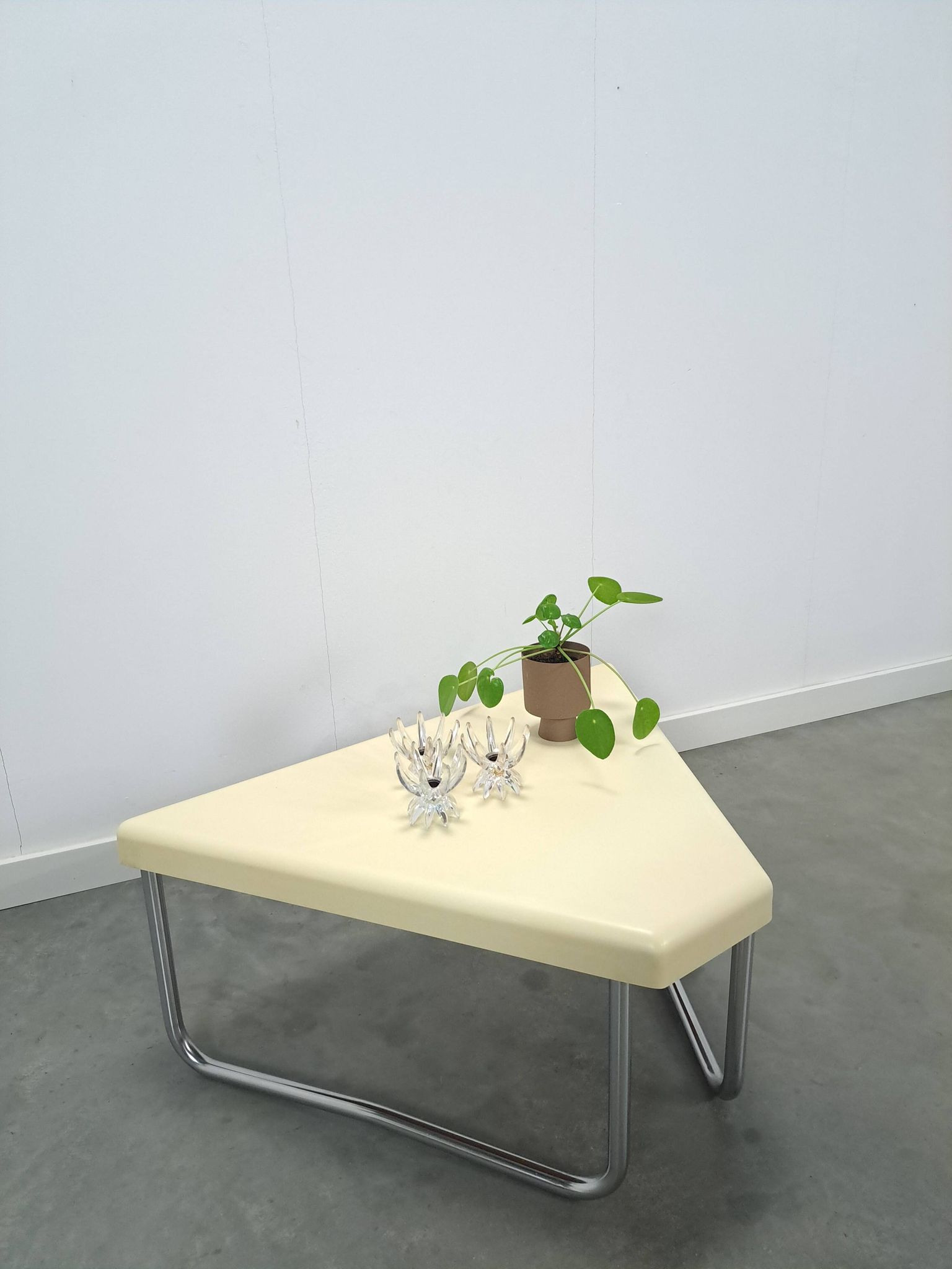 Space age driehoek kunststof tafel met chromen buisframe poten