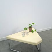 Space age driehoek kunststof tafel met chromen buisframe poten