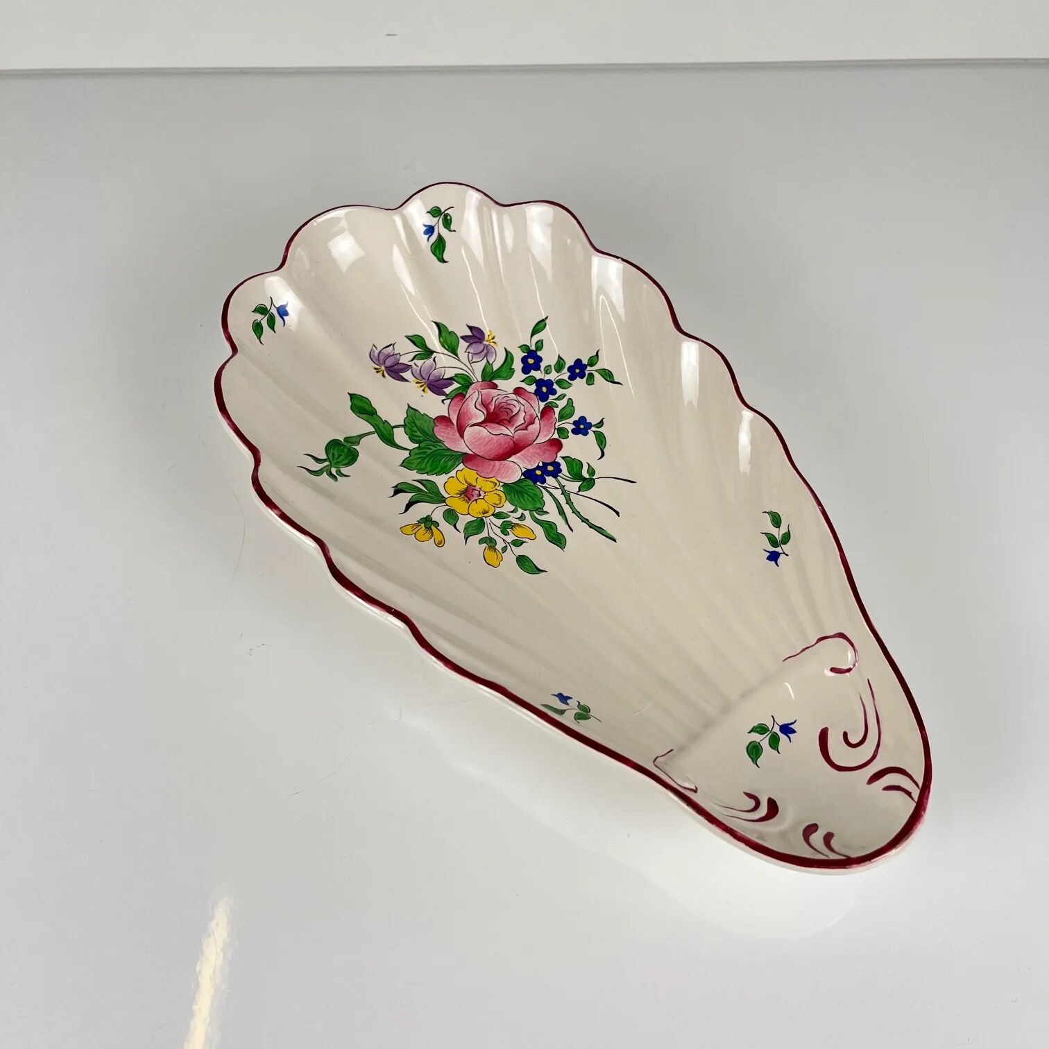 Ravier shell KG Lunéville, model "Réverbère", rose pattern