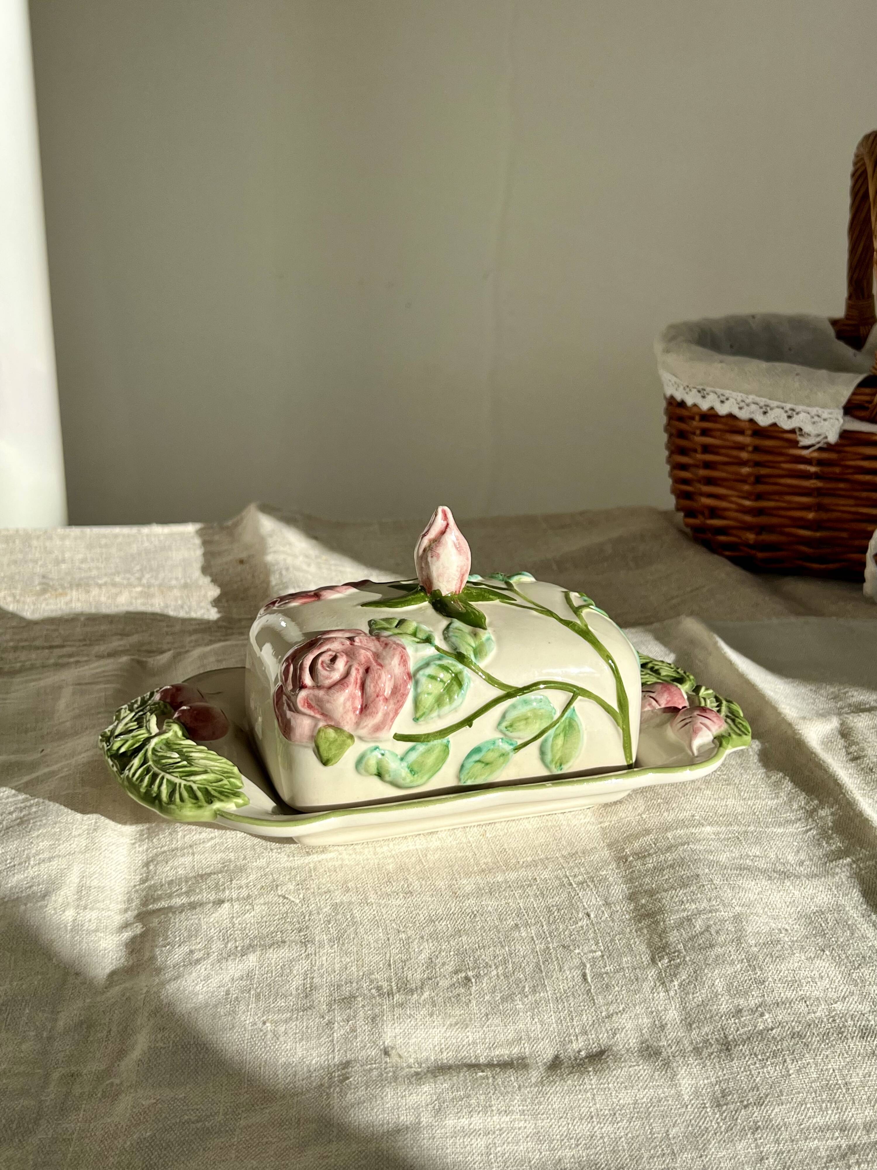 Beurrier vintage faïence peinte à la main et motifs barbotine roses et radis signé FG