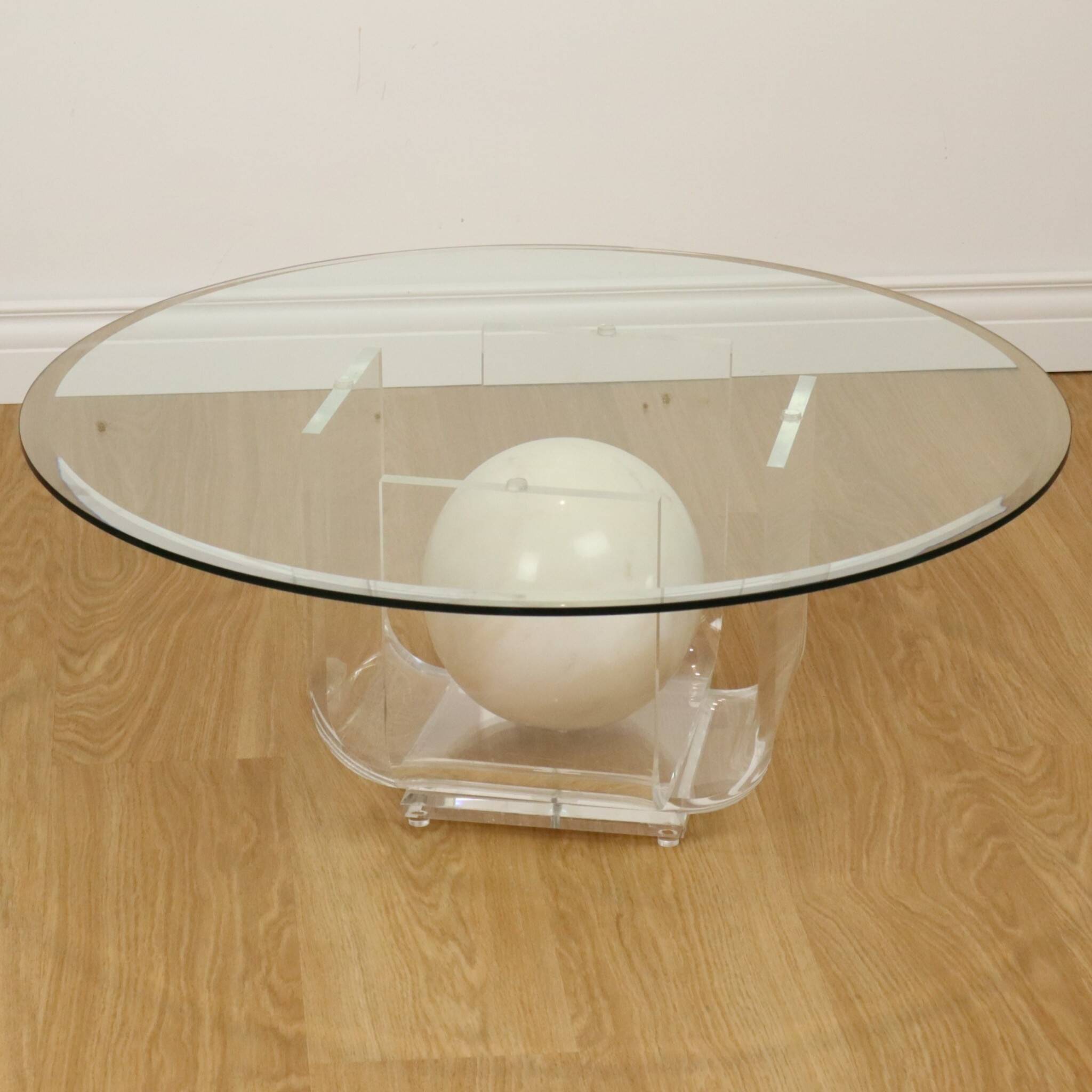 Vintage round coffee table in lucite and marbled glass.