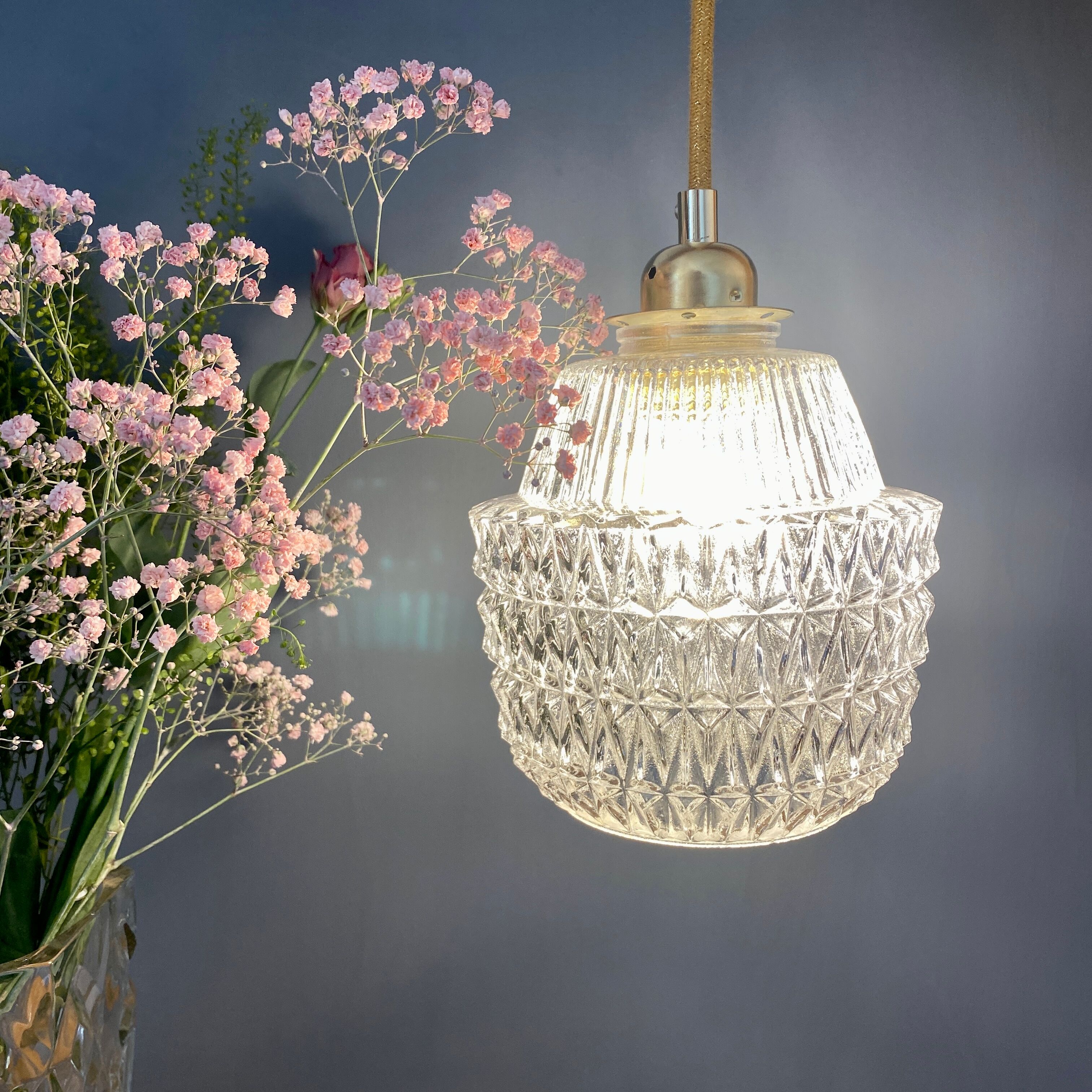 Suspension globe vintage en verre moulé transparent