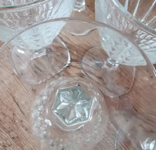 Service de 6 verres à vin ciselés
