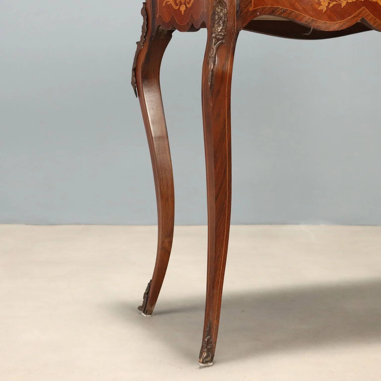 Game table in Indian rosewood and mahogany
